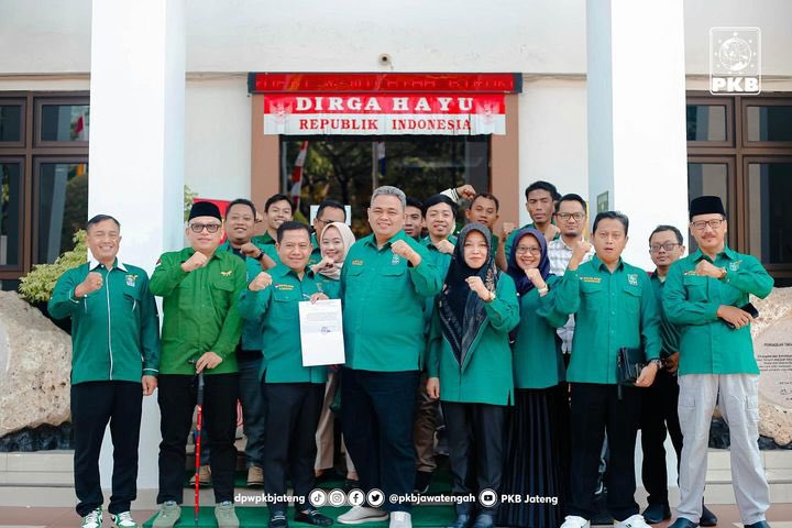 Silaturrahim ke Pengadilan Tinggi Jawa Tengah dan beberapa instansi vertikal terkait. Dalam kesempatan itu, PKB menyampaikan SK Kepengurusan DPW PKB Jateng di bawah kepemimpinan Gus <a href="/yusuf_ch/">M Yusuf Chudlory</a> dan <a href="/Sukirman_Kir/">Sukirman</a>.

#MuktamarPKB2024
<a href="/cakimiNOW/">A Muhaimin Iskandar</a> <a href="/EmHasanuddin/">M Hasanuddin Wahid</a> <a href="/DPP_PKB/">DPP PKB</a>