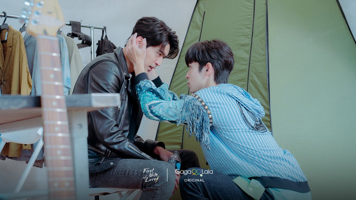 witch_drama's tweet photo. #FirstNoteOfLoveEP3 
Neil a toujours des pbs lorsqu'il est sur scène, mais Sea semble avoir trouver le moyen de le calmer...

CharlesTu sans sa perruque, c'est quand même préférable. Sinon c'était bcp trop court un seul épisode. https://t.co/CWFFa0lOu8