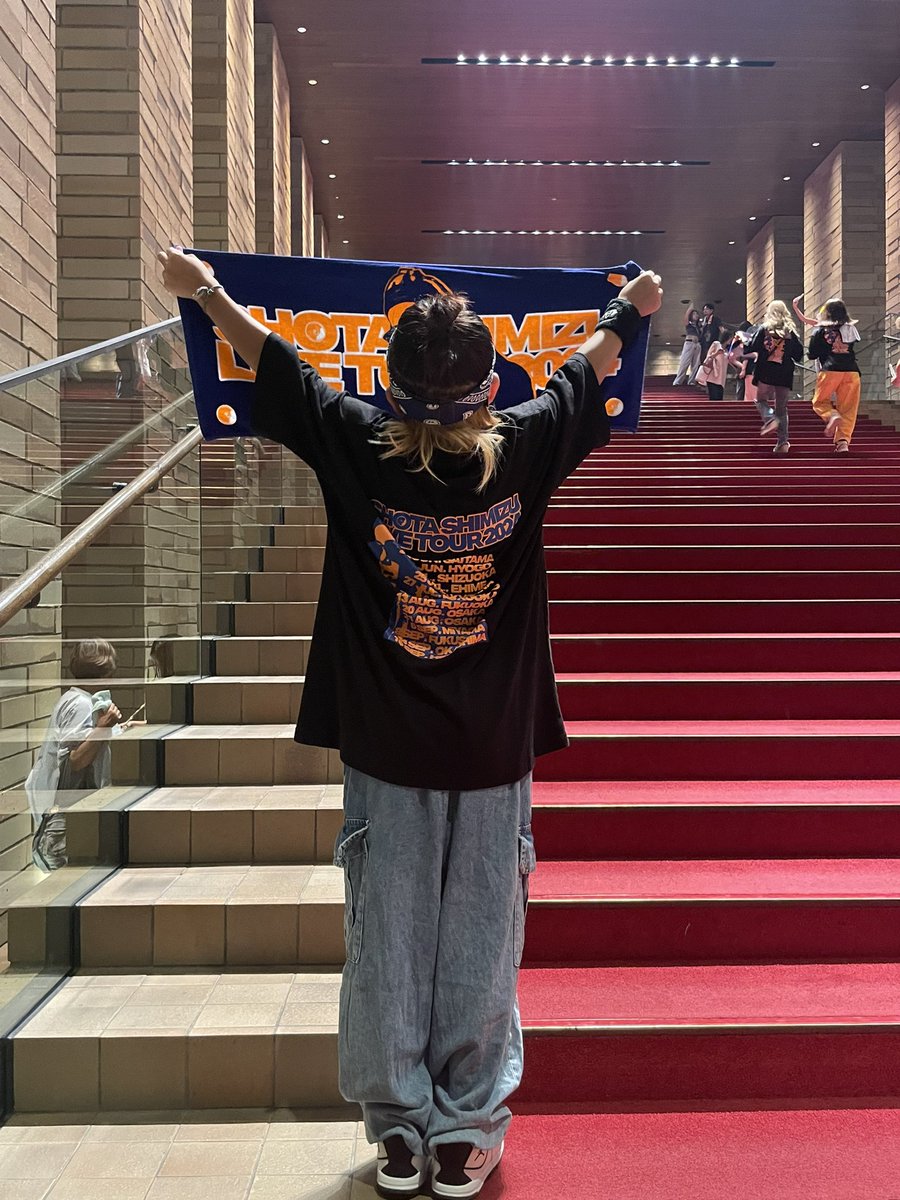 mutakise's tweet photo. 大阪1日目🪽
本日も親子3代で行ってきました🚗
今日も今日とて最高でした🥹💕
今日のちび太はいつも以上に
しょうたーーー！！って叫んでました🫢
アンコール1曲目なんだかすごーく
ちび太目が合ってた気がするのだが
気のせいだよね笑
はぁー翔太ロス🤦‍♀️

#清水翔太
#フェスティバルホール
@sshota0227 https://t.co/LSAGzdi8fM