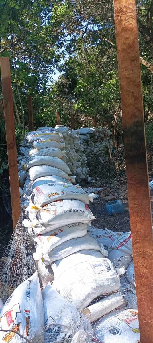 La construcción de #ElDosel provoca #derrumbes de la ladera donde se edifica, por lo que la empresa montó sobre el cauce un dique ilegal de 100 metros de largo para tratar de contener los deslaves, sin embargo la gran cantidad de material arrastrado lo derribó y sepultó el arroyo