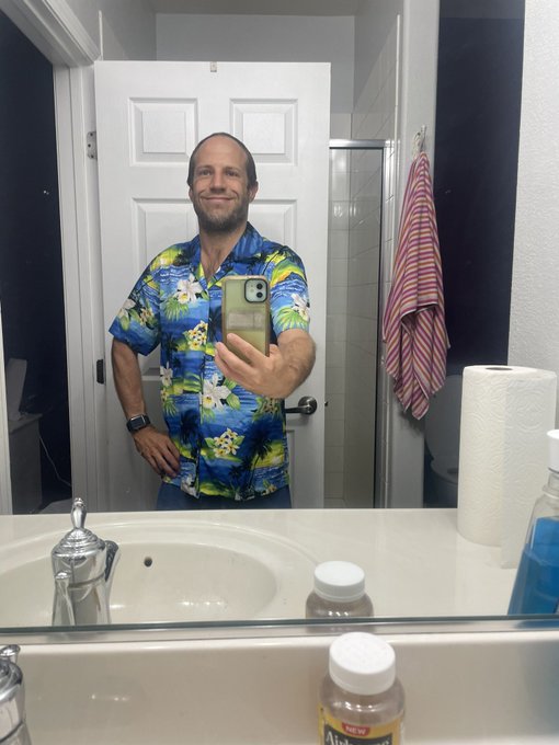 Morning. Painted bathroom &amp; new shirt! https://t.co/CA2pJvidQO
