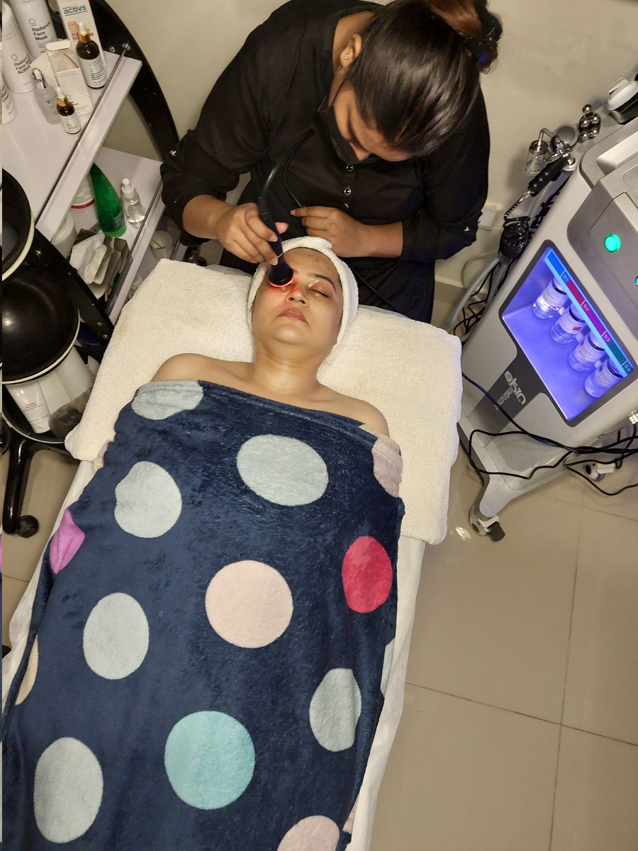 abal_nida's tweet photo. 𝐇𝐲𝐝𝐫𝐚𝐅𝐚𝐜𝐢𝐚𝐥! ✨✨ 
Credits 🫶 @jugnuwasimsalon

#hydrafacial #hydrafacialglow
#skincarerevolution #hydrafacialmagic #hydrafacialtreatment #hydrafacialist #hydratedskin #hydrafacialaroundme #clense #exfoliate #hydrate #extract #protect #jugnusalon #NidaAbal #influencers https://t.co/BHFaiD7wew