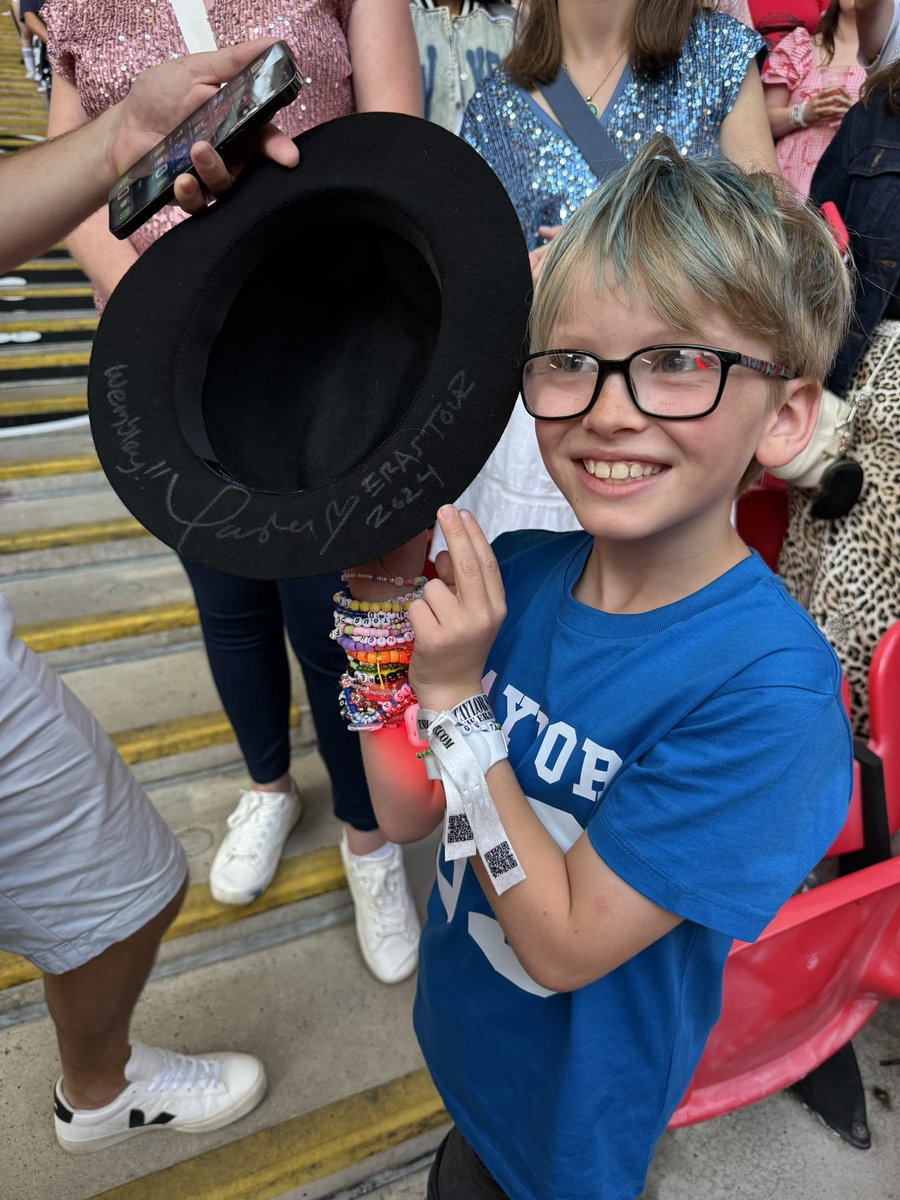 LuisasLoveStory's tweet photo. THE CUTEST KID EVER!!! 🥺🫶🏼🤍 #LondonTSTheErasTour #TSTheErasTour https://t.co/7hZL29h3oI