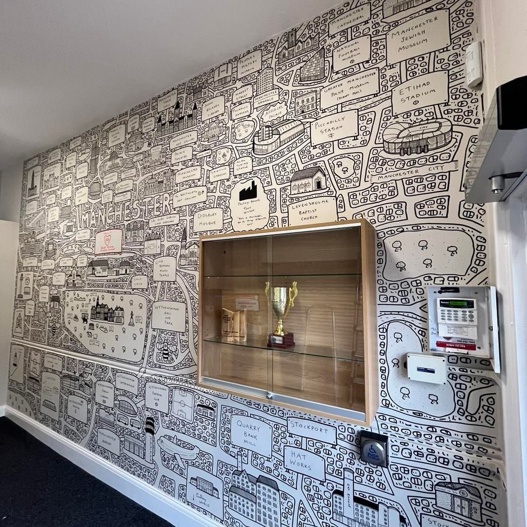 DaveDraws_'s tweet photo. A few pictures of the #Manchester mural that I finished last week at @RackHousePS in their entrance!
This mural mainly focused on the city centre and South Manchester and featured landmarks chosen by the kids at the school and the adults as well! https://t.co/W6LoNOHC56