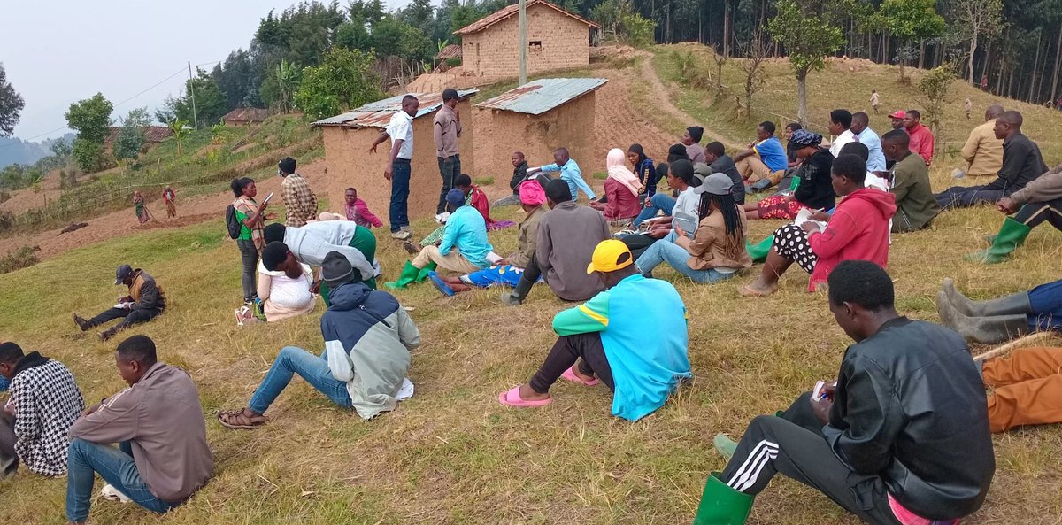 DAP_Rutsiro's tweet photo. 1/2. Kuri uyu wa Kabiri, Hirya no hino mu #tugari tugize @RutsiroDistrict , intore mu ikoranabuhanga za @RISARwanda zitabiriye #inteko z'abaturage, zibahugura kuri gahunda ya #byikorere. Abayobozi bashishikariza abaturage kwitabira iyi gahunda y'amahugurwa. https://t.co/5iHo3TdliA