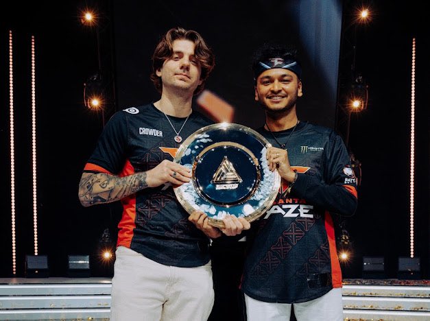JamesCrowder's tweet photo. @TuckerUddin @EWC_EN @FaZeClan @R35_Gregg @SimpXO @aBeZy @Cellium @Drazah @RJTheSlothbear @gurshbbk @coachmattfisher https://t.co/Ft3kZR14wm