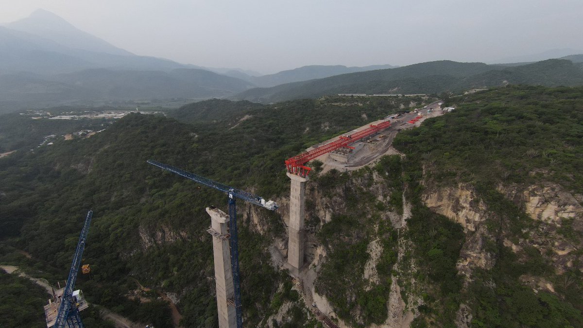 freymex's tweet photo. Estamos felices de compartirles el avance en la construcción del Puente 54 en la autopista Mitla-Tehuantepec, Oaxaca.

Hemos colocado con la lanzadora 25 trabes NEBRASKA UNIVERSITY: 15 de 50m y 10 de 42m con un peralte de 2.4m.

¡Un progreso que une comunidades! https://t.co/UsWzA8kyKh