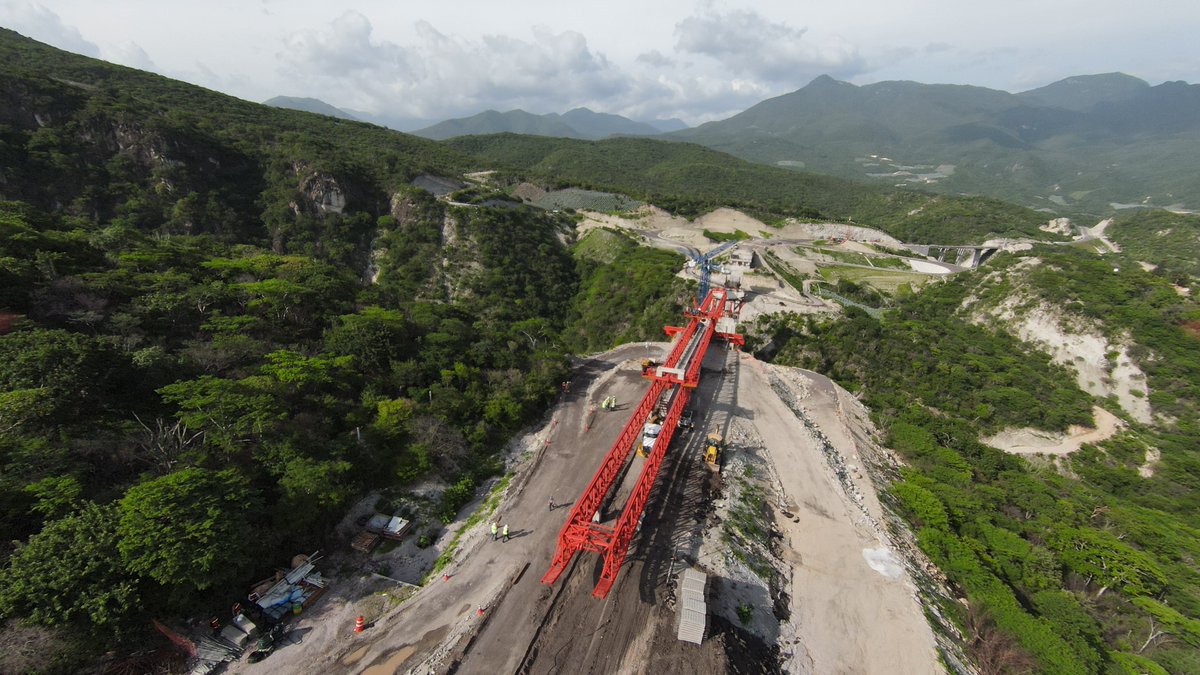 freymex's tweet photo. Estamos felices de compartirles el avance en la construcción del Puente 54 en la autopista Mitla-Tehuantepec, Oaxaca.

Hemos colocado con la lanzadora 25 trabes NEBRASKA UNIVERSITY: 15 de 50m y 10 de 42m con un peralte de 2.4m.

¡Un progreso que une comunidades! https://t.co/UsWzA8kyKh
