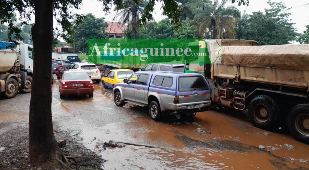 Africaguinee's tweet photo. 🛑Kagbelen-Dubréka. Le tronçon de "honte" aux portes de Conakry.  Reportage à suivre sur https://t.co/t8kz6ZofZj 👇🏻 https://t.co/hZ8gHaqbbT