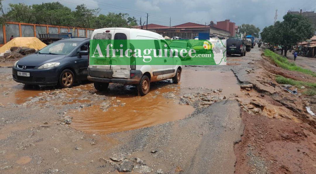 Africaguinee's tweet photo. 🛑Kagbelen-Dubréka. Le tronçon de "honte" aux portes de Conakry.  Reportage à suivre sur https://t.co/t8kz6ZofZj 👇🏻 https://t.co/hZ8gHaqbbT