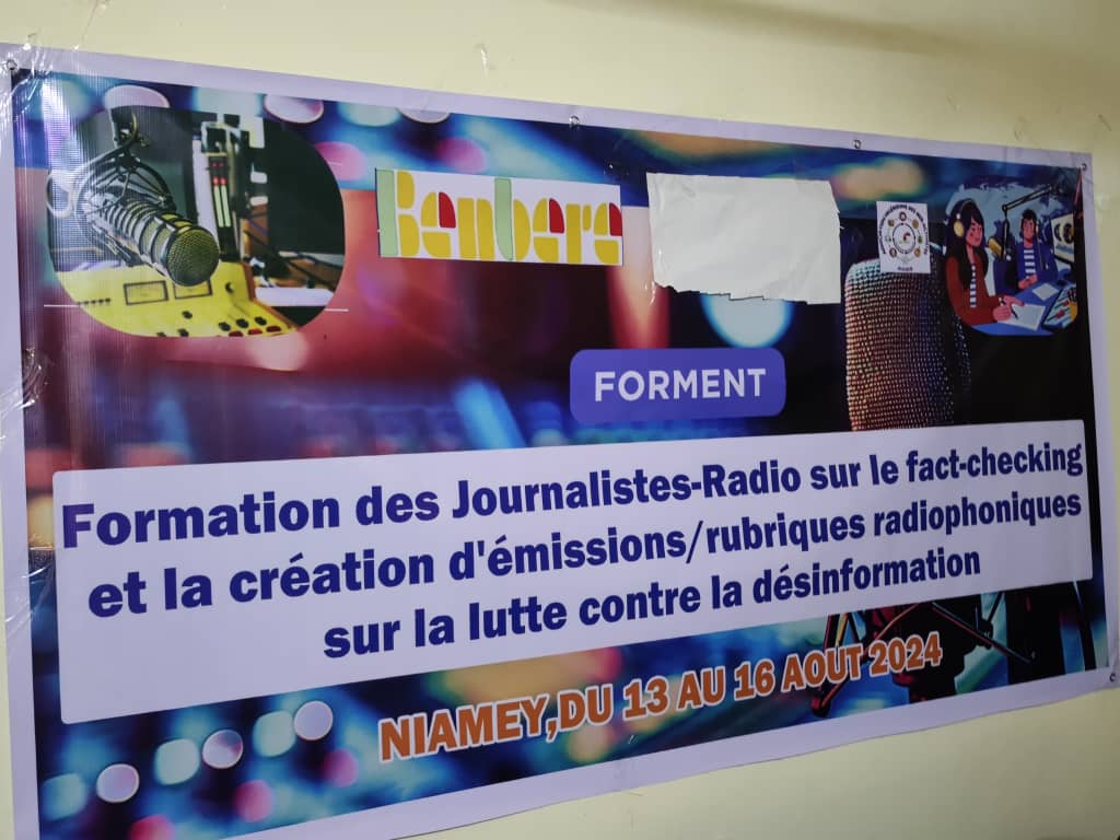 aniweb2023's tweet photo. Cette formation a pour objectif d'équiper les journalistes des radios de proximité avec les techniques de vérification des faits et de lutte contre les messages de haine, notamment compte tenu de l'influence des radios sur le public à travers certaines émissions écoutées. https://t.co/1MWIzox3tj