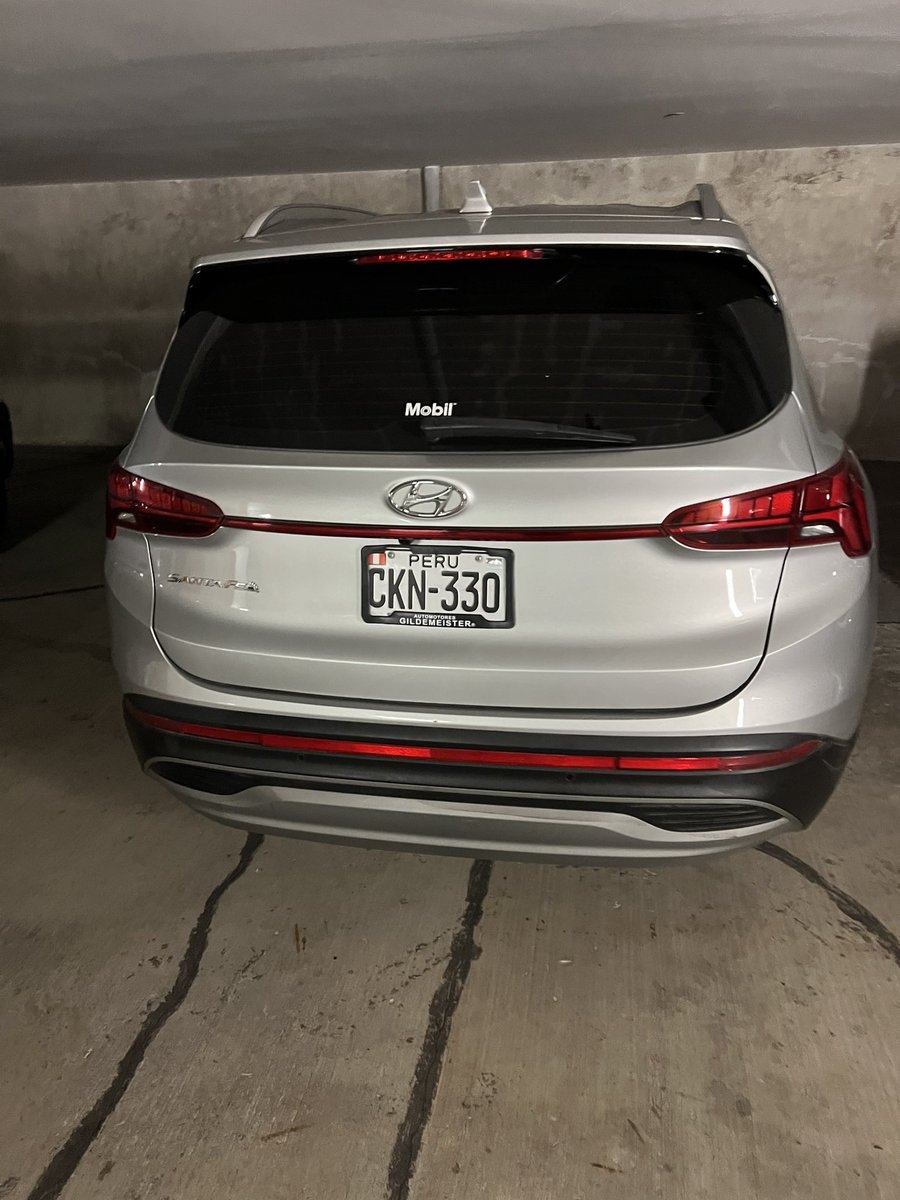 Erick_Valderra's tweet photo. @BestiasAlVolant el carro de propiedad de #gildemeister se pone al frente impidiendo salir de la clínica. Tengo a mi hija esperando y este auto impide que la ayude. @PoliciaPeru https://t.co/b91XMKk53a