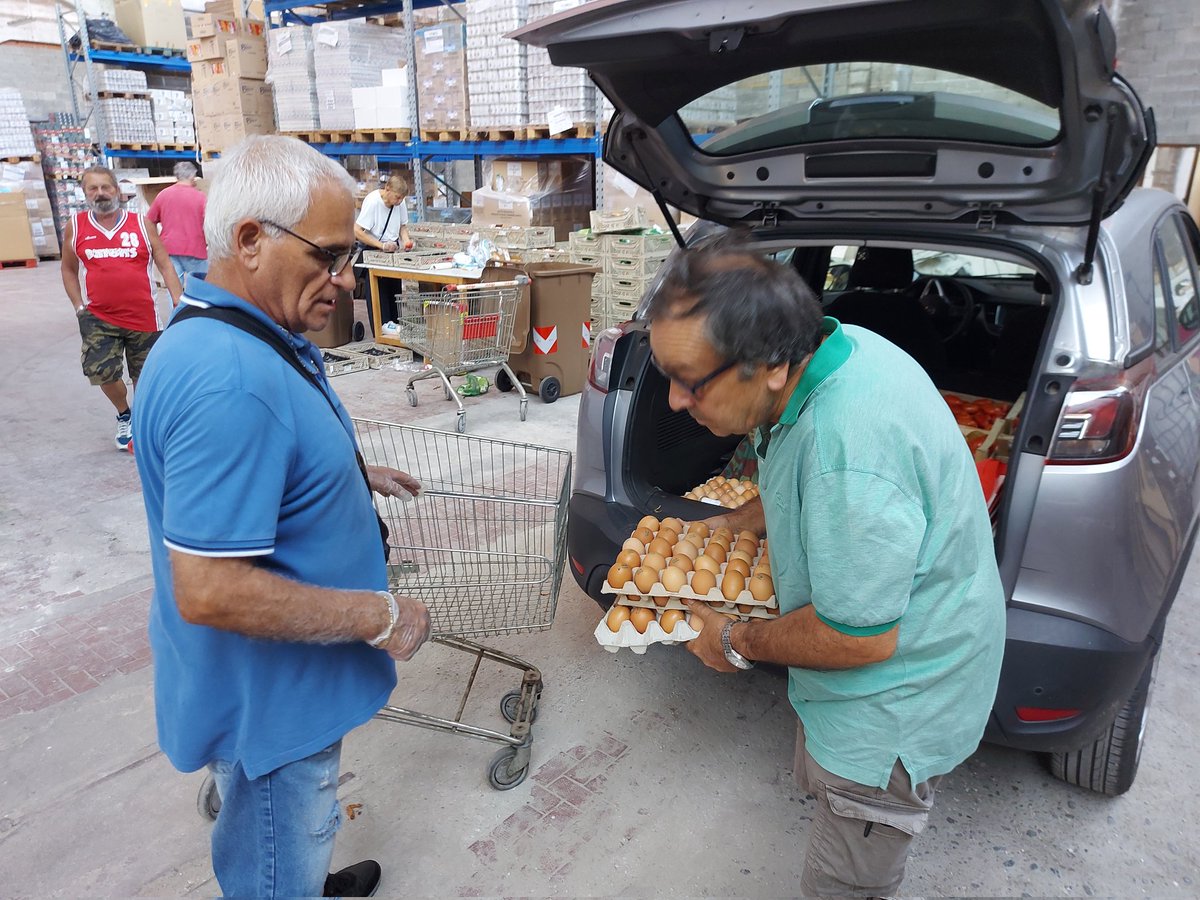 MigrantesV's tweet photo. Oggi soci e volontari dell'Ass. Sant'Eusebio ODV hanno visitato l'Emporio Solidale di Vc consegnando 35 kg di ortaggi e 200 uova.I prodotti vengono dai progetti  ORTO E POLLAIO SOLIDALE realizzati dalla Sant'Eusebio  e con l'Ufficio Pastorale Migrantes Diocesi di Vc 
#migrantesvc https://t.co/zWuiuYqVb9