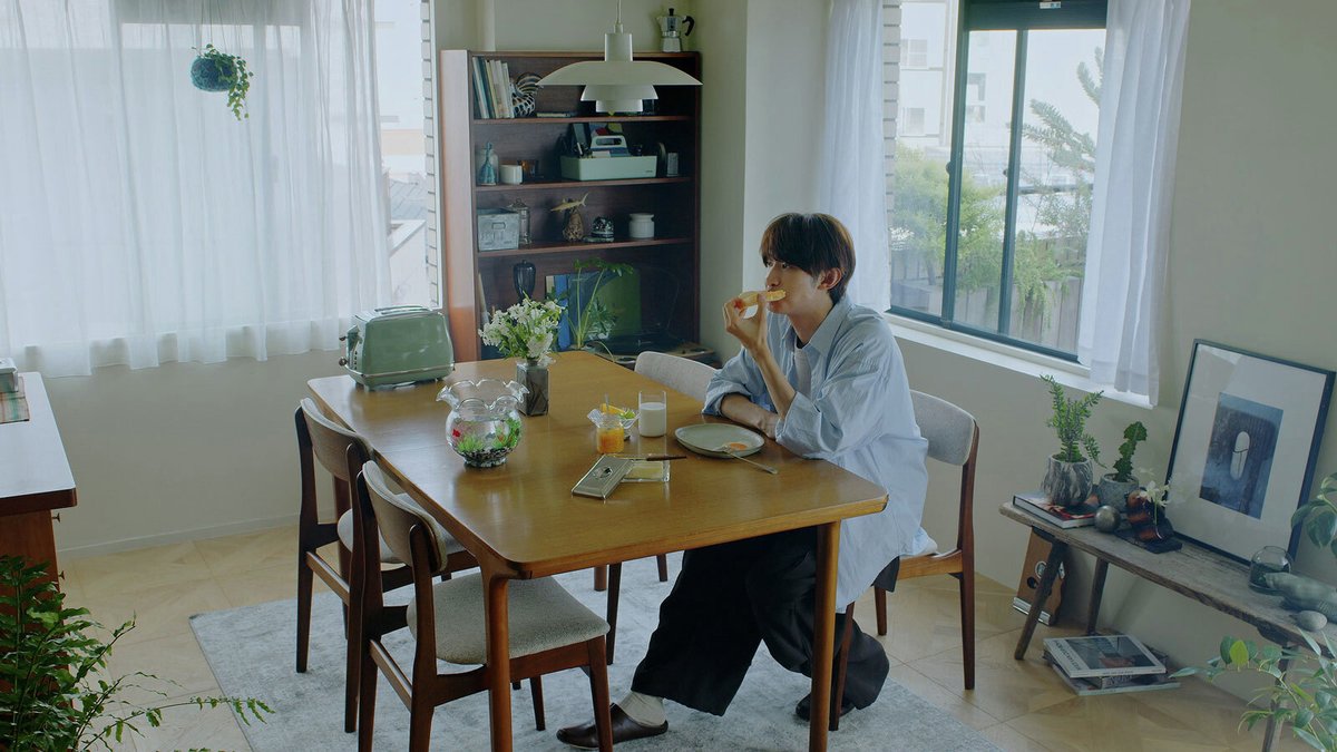 Snow Man向井康二、初の単独CM出演🎉🧡
「ちふれ」キャラクター兼カメラマン就任

ベッドでくつろぎ…クールな表情も📸
「ファンのみんなに喜んでもらえる写真撮る」

🎥第1弾CM動画＆インタビュー
mdpr.jp/news/4356152

#SnowMan #向井康二 #康二くん