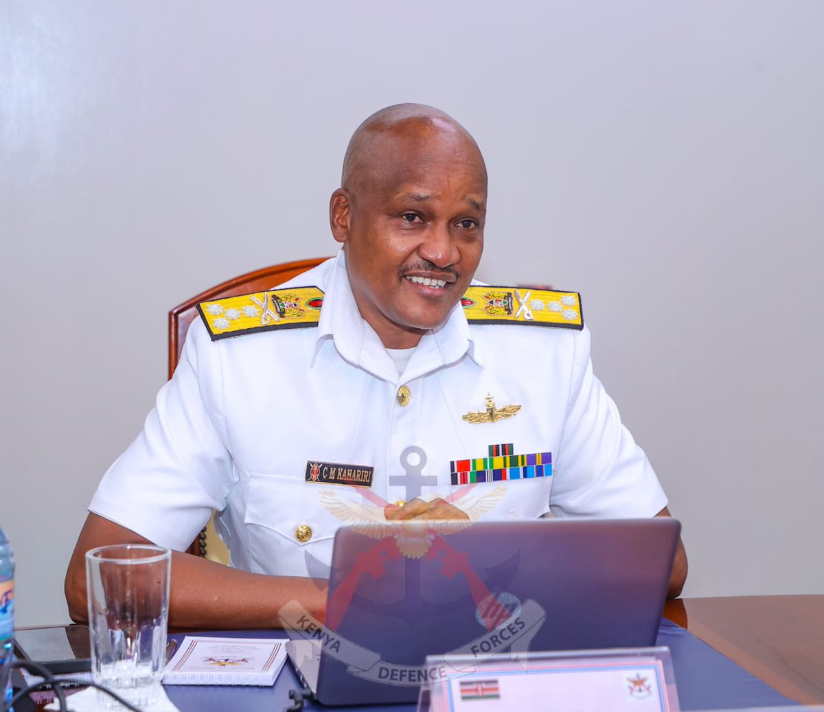 Defence Cabinet Secretary Hon. Soipan Tuya today held a consultative meeting with the top Kenya Defence Forces leadership, headed by Chief of the Defence Forces General Charles Kahariri.
bit.ly/4dPpGsx