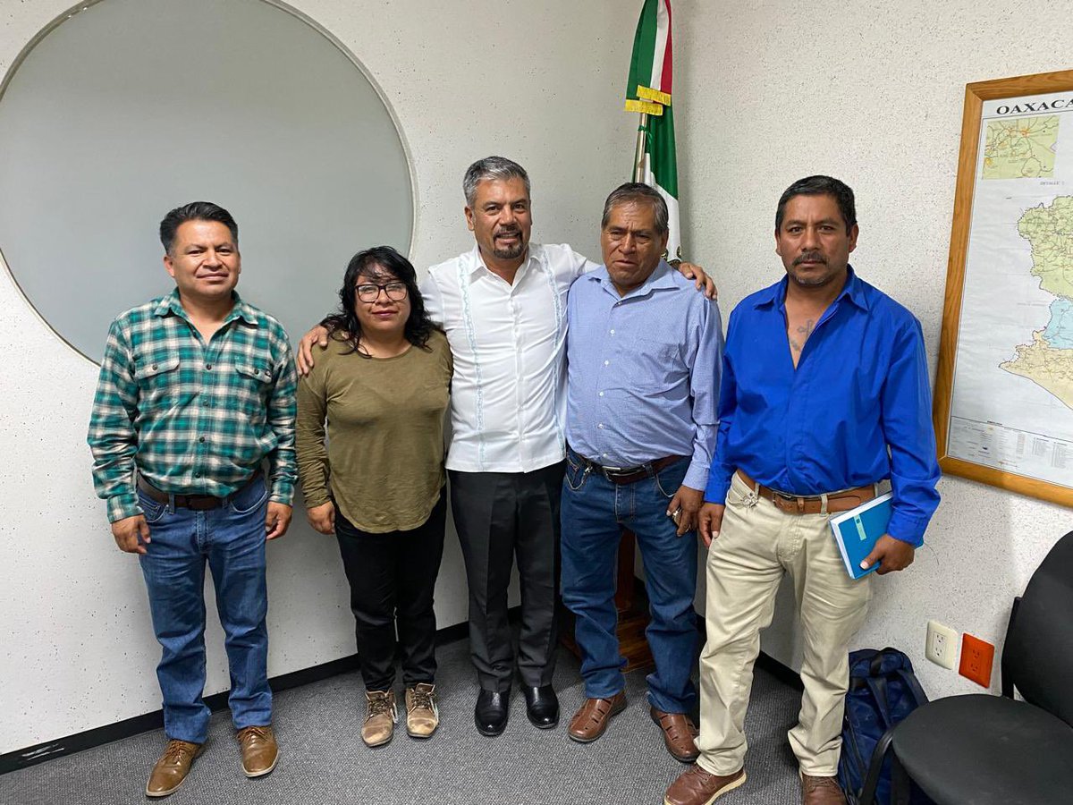 Nos reunimos con el Presidente Municipal  de San Sebastián Nicananduta, C. Lucio Cruz Avendaño con quien el Director General diálogo sobre las necesidades de su Municipio y sobre las acciones en materia de Vivienda que pondremos en marcha para su bienestar.

#PrimaveraOaxaqueña