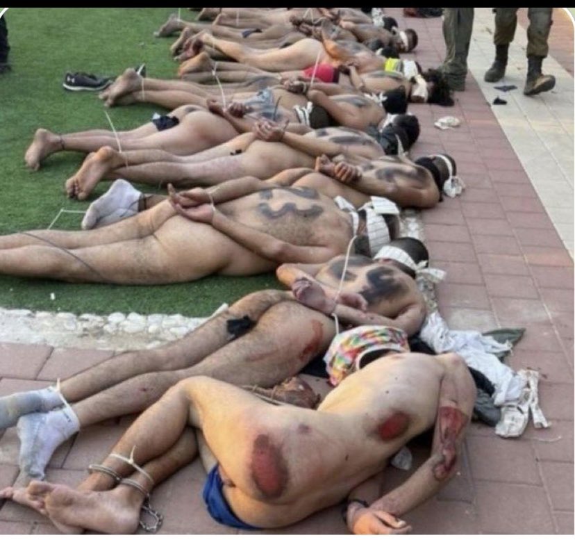 samiltayyar27's tweet photo. Dün.

Naziler, Yahudileri soyup numara vererek işkence yapıyorlardı.

Bugün.

Yahudiler, Filistinlileri soyup numara vererek işkence yapıyorlar.

Yaşadıklarından ibret almak, insanlık onuru için mücadele etmek yerine Hitler’e özendiler.

Dünün mağdurları bugünün katilleri oldular.

Şerefsizlikte yarışıyorlar.