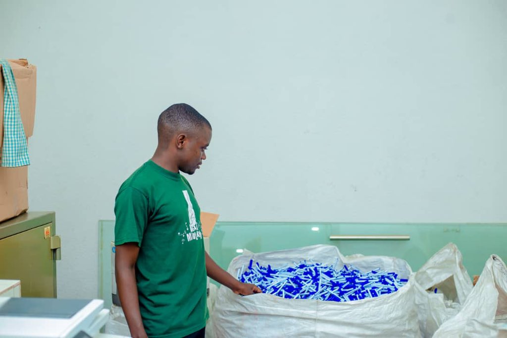 andikamagazine's tweet photo. Ng’uyu umurundi wa mbere akora amakaramu

 Ku myaka 24, Nikezwe Kelly Gaël yashinze kandi arongoye ishirahamwe KELO COMPANY rikora amakaramu. Mu gihe mu Burundi hakoreshwa cane amakaramu avuye mu bindi bihugu, Kelly Gaël avuga ko nubwo amakaramu azanwa mu Burundi ari menshi cane ngo ikaramu we akora isa niyisangije akantu usivyeko n’igiciro kotavuna (BIF 380 k’uwurangura). Avuga ko ari ikaramu ifise akandikisho (canke amakajisho) gatoya gatuma inyaruka mu kwandika. Ikindi avuga coba ari akabirya kw’ikaramu akora nuko ikaramu ziwe zitigera zisesa irangi narimwe ndetse ikaba ari ikaramu ibereye ijisho.

Aganira na Andika Magazine, Kelly Gaël yagize ati: “Mubisanzwe ishirahamwe ryacu rimaze imyaka ibiri irenga ritanguye. Ariko ntituramara ikiringo kinini kw’isoko kuko hariho benshi bataramenya ivyo dukora. Gusa bake bamaze kumenya amakaramu dukora bagasigurirwa neza itandukaniro n’ayandi barayashima cane kuko kuwumaze kuyikoresha atangazwa n’ubukomezi bwayo agasanga iri mumafaranga make ashoboka twahisemwo kuyiha igiciro gitera umuguzi KUMWENYURA.” 

Mbega iciyumviro co gukora amakaramu Kelly Gaël yagikuye kuki?

Kelly Gaël yatuyagiye ko yahisemwo gukorera amakaramu mu Burundi kuko yabonye ukuntu amakaramu akoreshwa mu Burundi ku mwaka ari menshi kandi akaba agurwa mu bihugu vyo mu karere nk’Ubuganda na Kenya. Arinaho havuye iciyumviro co gushinga ishirahamwe rikorera amakaramu mu Burundi. “Agira ati: “Mu bisanzwe umuce munini w’abarundi ni abakiri bato muri abo abenshi ni abanyeshuri. Bisubiye abakora ubuzi bwaba ubwareta canke abikorera utwabo, kimwe mu bikoresho bakoresha twokwita karahara mu rugamba ntibacura ni ikaramu. Ikindi kandi, twama tubona amatoni n’amatoni y’amakaramu yama akurwa muri Tanzaniya na Kenya aza kutugurishwako. Ico kandi nabonye nuko batayikorera ari nk’aba commissionaire (abaranzi) kuko baba bubiteranirizeho bigatuma bizimba. Gushinga iri shirahamwe rero navyiyumviriye mugihe nari maze imisi niyumvira mfatiye ku bindi bikorwa nakora uko nokora ikintu abantu benshi bakenera. Naciye rero niyumvira gukora ama karamu ari hagati ya BIC na BEIFA kukiguzi ariko akaba afise ubukomezi bungana canke busumba BIC.”

Mu gutangura ntivyoroshe…

Kelly Gaël agira ati: “Ni ukuri mu gutangura vyaratugoye cane rwose. Mbere ntabeshe,  nibaza ko ibice 99.5% batizera ivyo tuvuga ko vyoshoboka.”

Abandanya atuyagira ko ubwa mbere batanguje imiriyoni zitatu z’amafaranga y’amarundi (BIF 3,000,000) bagura akamashini k’iminwe n’ivyo bakoresha (produits) bikeya vy’intango. Wawundi ati: umurushwa n’ivyatsi ntibimuha inzira, Kelly Gaël avuga ko n’ivyo bikoresho vyabo bigeze i Dar es Salaam bavyononye kuko babisutsemwo amazi.  Ariko ngo ntibaciye intege barabandanije.  Agira ati : “Rwaabaye urugendo rurerure cane rwose kandi rugoye caaane kuko rwari urwo kwibako twe nyene. Nta shirahamwe na  nimwe ryatwizeye ngo ridushigikire. Ndibuka igihe naja muri Innovation Week 2022 vyari bigoye kuko twari dufise akamashine kamwe k’iminwe ariko ibikoresho dukoresha (produits chimiques) vyari vyononekaye.

Mbega ubumenyi bwo gukora amakaramu Kelly Gaël yoba yabukuye he?

Burya ngo ubwenge burarahugwa. Kelly Gaël atuyagira ko gukora amakaramu ari uruhererekane rw’ivyirwa vyinshi cane yagize hari n’ivyo yigiye ku mbuga ngurukanabumenyi zo mu Buhindi mu Bwongereza nahandi. Agira ati: “Hari n’ivyo twigishijwe na bamwe mu bakorera mubisata bihuye n’ibi dukora.”

Muri ino misi Kelly Gaël avuga ko bakora amakaramu ashika ibihumbi cumi n’umunani (18,000) ku musi umwe mbere akavuga ko nko mu ndwi zibiri hamaze kuboneka imashini bazoshika ibihumbi mirongo ine na bitandatu ku musi (46,000). Ariko avuga ko muri kino badashoboye gukwiraguza amakaramu yabo mu gihugu cose kubera ko batararonka uburyo n’ibikoresho bikwiye. Ariko avuga ko ihangiro ari iryo gukora amakaramu yokwira igihugu cose mbere banashorera hanze umusesekara.