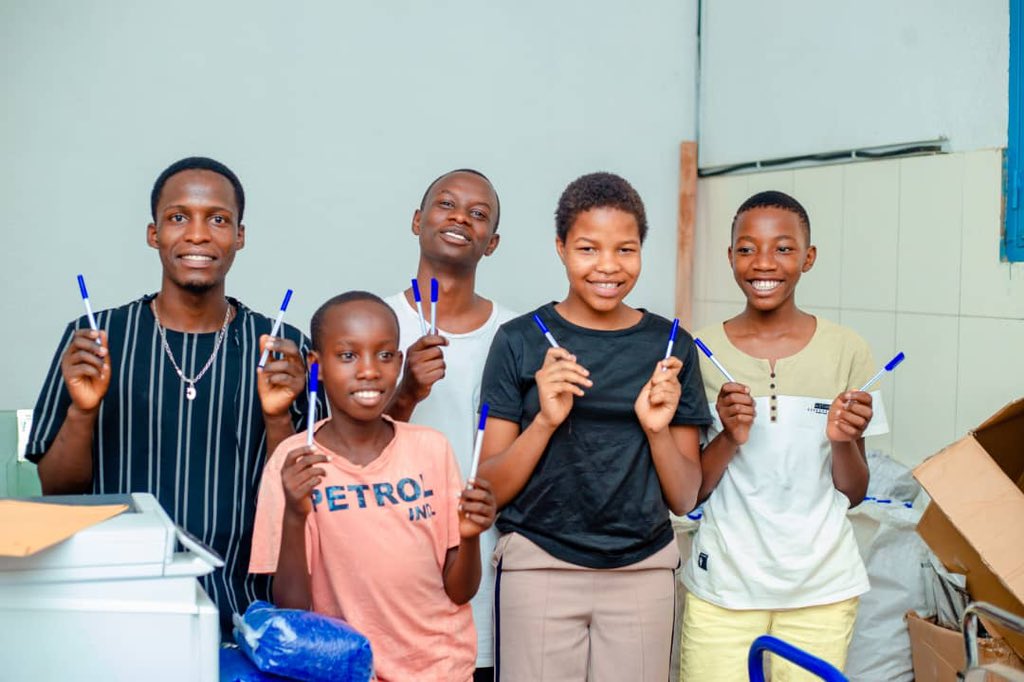 andikamagazine's tweet photo. Ng’uyu umurundi wa mbere akora amakaramu

 Ku myaka 24, Nikezwe Kelly Gaël yashinze kandi arongoye ishirahamwe KELO COMPANY rikora amakaramu. Mu gihe mu Burundi hakoreshwa cane amakaramu avuye mu bindi bihugu, Kelly Gaël avuga ko nubwo amakaramu azanwa mu Burundi ari menshi cane ngo ikaramu we akora isa niyisangije akantu usivyeko n’igiciro kotavuna (BIF 380 k’uwurangura). Avuga ko ari ikaramu ifise akandikisho (canke amakajisho) gatoya gatuma inyaruka mu kwandika. Ikindi avuga coba ari akabirya kw’ikaramu akora nuko ikaramu ziwe zitigera zisesa irangi narimwe ndetse ikaba ari ikaramu ibereye ijisho.

Aganira na Andika Magazine, Kelly Gaël yagize ati: “Mubisanzwe ishirahamwe ryacu rimaze imyaka ibiri irenga ritanguye. Ariko ntituramara ikiringo kinini kw’isoko kuko hariho benshi bataramenya ivyo dukora. Gusa bake bamaze kumenya amakaramu dukora bagasigurirwa neza itandukaniro n’ayandi barayashima cane kuko kuwumaze kuyikoresha atangazwa n’ubukomezi bwayo agasanga iri mumafaranga make ashoboka twahisemwo kuyiha igiciro gitera umuguzi KUMWENYURA.” 

Mbega iciyumviro co gukora amakaramu Kelly Gaël yagikuye kuki?

Kelly Gaël yatuyagiye ko yahisemwo gukorera amakaramu mu Burundi kuko yabonye ukuntu amakaramu akoreshwa mu Burundi ku mwaka ari menshi kandi akaba agurwa mu bihugu vyo mu karere nk’Ubuganda na Kenya. Arinaho havuye iciyumviro co gushinga ishirahamwe rikorera amakaramu mu Burundi. “Agira ati: “Mu bisanzwe umuce munini w’abarundi ni abakiri bato muri abo abenshi ni abanyeshuri. Bisubiye abakora ubuzi bwaba ubwareta canke abikorera utwabo, kimwe mu bikoresho bakoresha twokwita karahara mu rugamba ntibacura ni ikaramu. Ikindi kandi, twama tubona amatoni n’amatoni y’amakaramu yama akurwa muri Tanzaniya na Kenya aza kutugurishwako. Ico kandi nabonye nuko batayikorera ari nk’aba commissionaire (abaranzi) kuko baba bubiteranirizeho bigatuma bizimba. Gushinga iri shirahamwe rero navyiyumviriye mugihe nari maze imisi niyumvira mfatiye ku bindi bikorwa nakora uko nokora ikintu abantu benshi bakenera. Naciye rero niyumvira gukora ama karamu ari hagati ya BIC na BEIFA kukiguzi ariko akaba afise ubukomezi bungana canke busumba BIC.”

Mu gutangura ntivyoroshe…

Kelly Gaël agira ati: “Ni ukuri mu gutangura vyaratugoye cane rwose. Mbere ntabeshe,  nibaza ko ibice 99.5% batizera ivyo tuvuga ko vyoshoboka.”

Abandanya atuyagira ko ubwa mbere batanguje imiriyoni zitatu z’amafaranga y’amarundi (BIF 3,000,000) bagura akamashini k’iminwe n’ivyo bakoresha (produits) bikeya vy’intango. Wawundi ati: umurushwa n’ivyatsi ntibimuha inzira, Kelly Gaël avuga ko n’ivyo bikoresho vyabo bigeze i Dar es Salaam bavyononye kuko babisutsemwo amazi.  Ariko ngo ntibaciye intege barabandanije.  Agira ati : “Rwaabaye urugendo rurerure cane rwose kandi rugoye caaane kuko rwari urwo kwibako twe nyene. Nta shirahamwe na  nimwe ryatwizeye ngo ridushigikire. Ndibuka igihe naja muri Innovation Week 2022 vyari bigoye kuko twari dufise akamashine kamwe k’iminwe ariko ibikoresho dukoresha (produits chimiques) vyari vyononekaye.

Mbega ubumenyi bwo gukora amakaramu Kelly Gaël yoba yabukuye he?

Burya ngo ubwenge burarahugwa. Kelly Gaël atuyagira ko gukora amakaramu ari uruhererekane rw’ivyirwa vyinshi cane yagize hari n’ivyo yigiye ku mbuga ngurukanabumenyi zo mu Buhindi mu Bwongereza nahandi. Agira ati: “Hari n’ivyo twigishijwe na bamwe mu bakorera mubisata bihuye n’ibi dukora.”

Muri ino misi Kelly Gaël avuga ko bakora amakaramu ashika ibihumbi cumi n’umunani (18,000) ku musi umwe mbere akavuga ko nko mu ndwi zibiri hamaze kuboneka imashini bazoshika ibihumbi mirongo ine na bitandatu ku musi (46,000). Ariko avuga ko muri kino badashoboye gukwiraguza amakaramu yabo mu gihugu cose kubera ko batararonka uburyo n’ibikoresho bikwiye. Ariko avuga ko ihangiro ari iryo gukora amakaramu yokwira igihugu cose mbere banashorera hanze umusesekara.