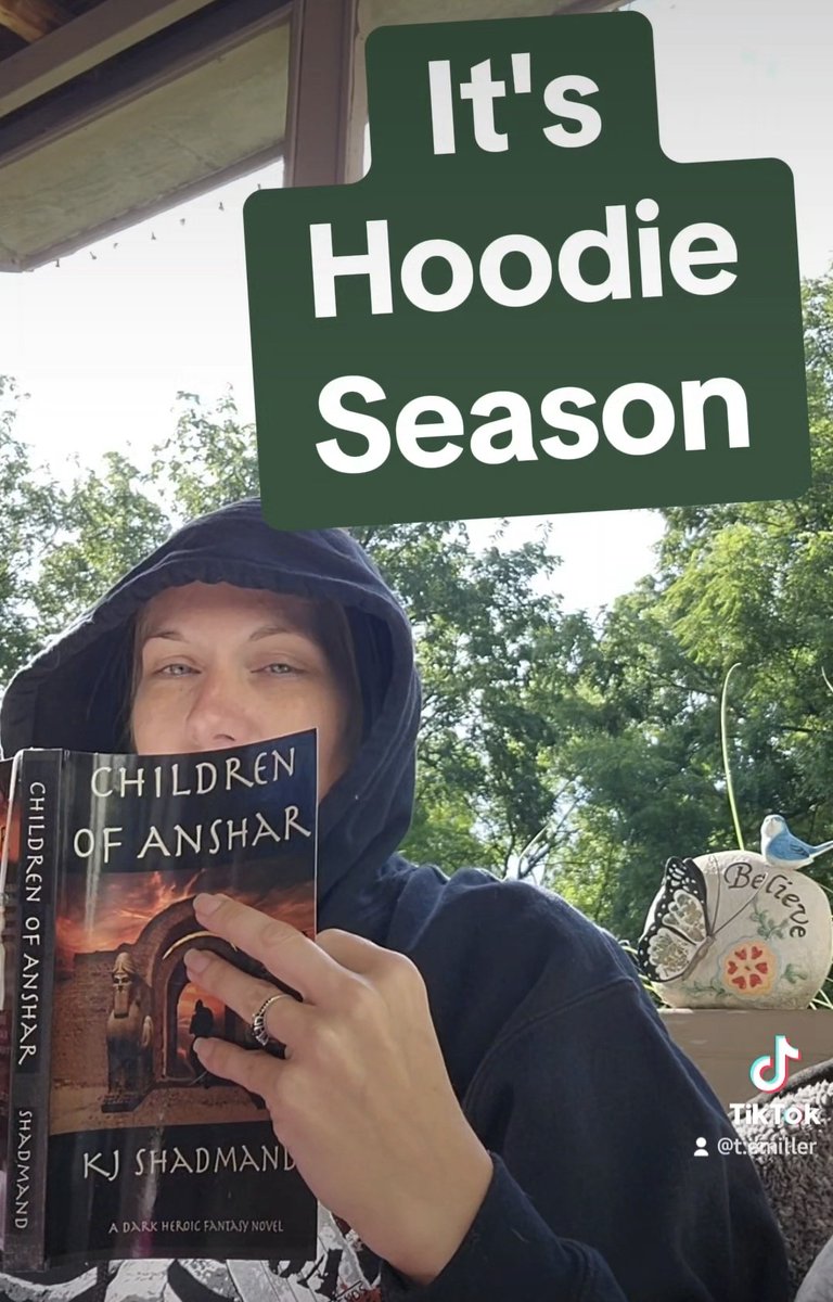 It's Hoodie season... I can feel it in the air 🍂😌 📚
.
tiktok.com/t/ZP81xt4sA/
.
#books #hoodieseason #read #fallvibes