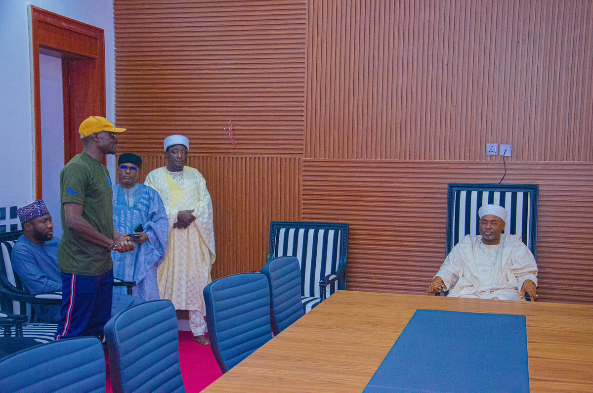 Annur_Studio's tweet photo. SHOT BY #ANNURSTUDIO
#NigerStateFreeMedicalOutreach024
#ANNY
"The essence of leadership: Annur Photography distills the qualities of vision, guidance, and service with the Head of Kontagora" https://t.co/2pvH4q8MWy