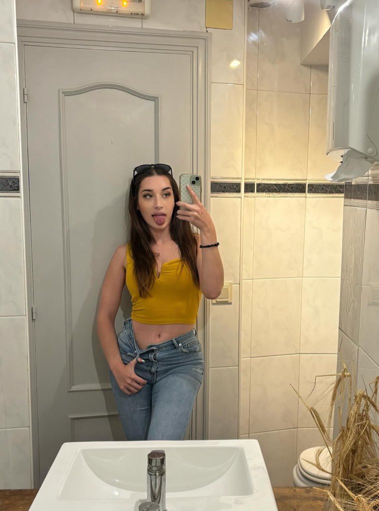 bi0shock's tweet photo. Say Hi for a surprise p pic in your dms ❤️ https://t.co/HTVTjbbiSo
