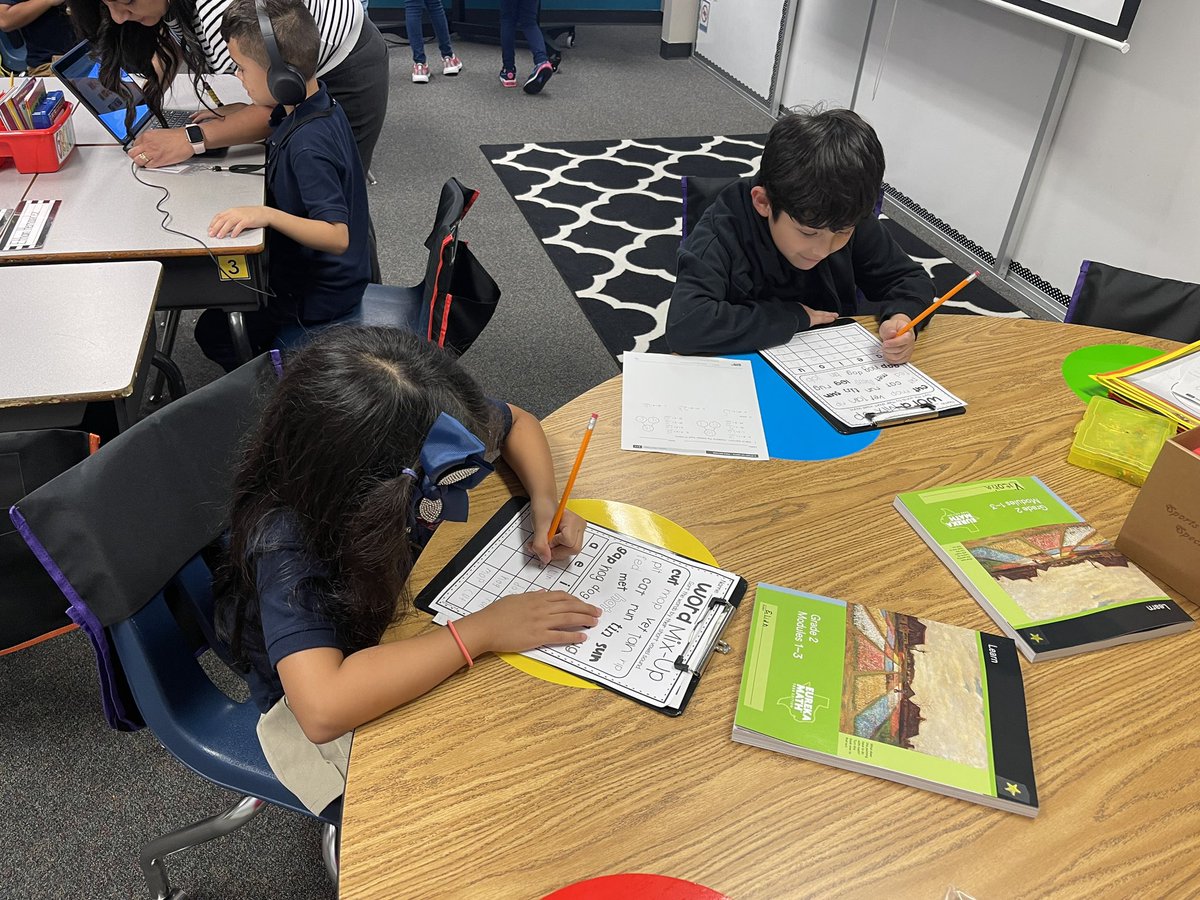 devhammel's tweet image. Mrs Flores’ Ss in math centers and taking advantage of technology to practice their skills! #blendedlearning #secondgrade @SpringISD @SISDInstTech @TES_Spring @DayTyme5 #unstoppable #WeAre1