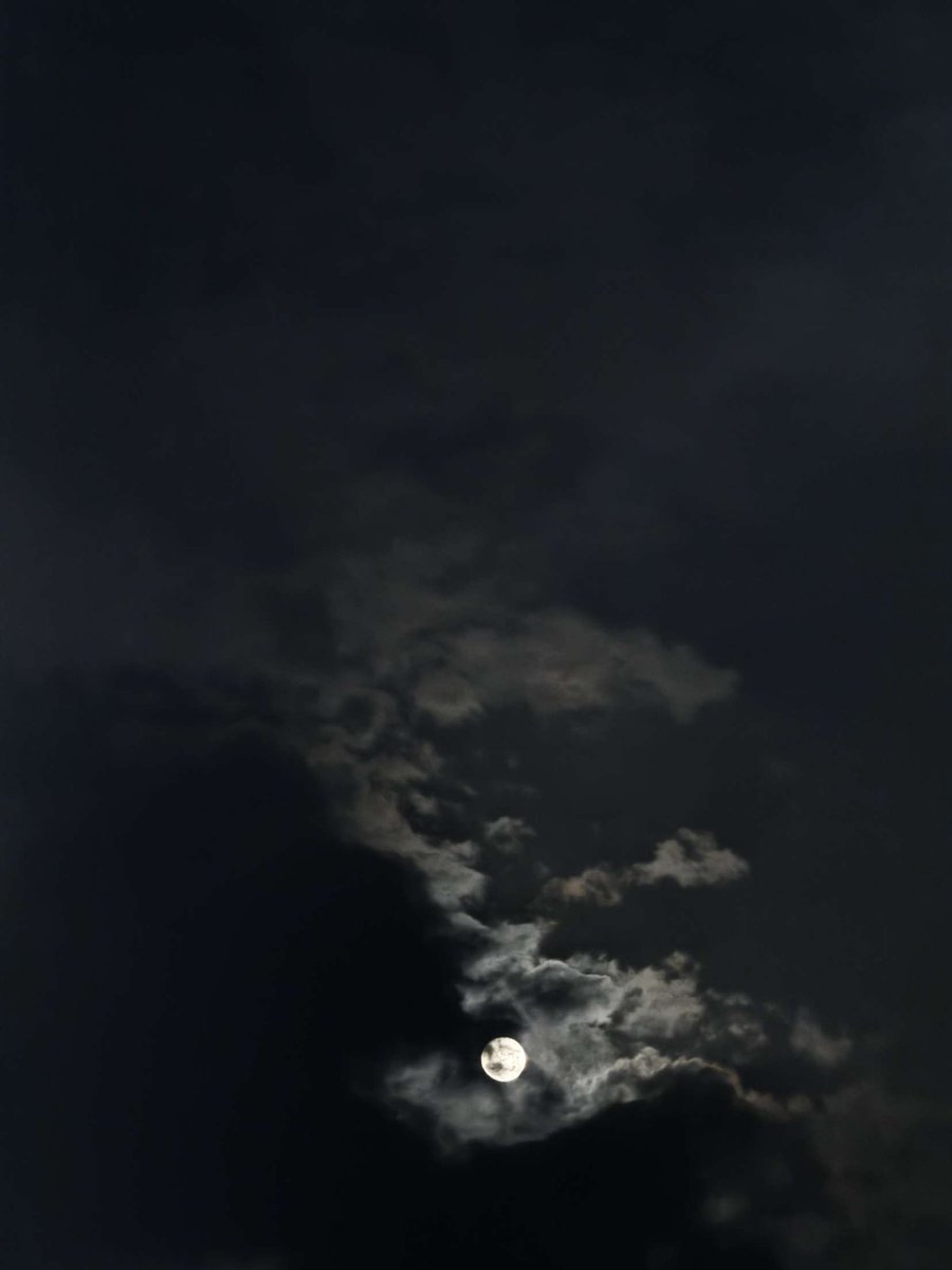 الظلام  و القمر و انا