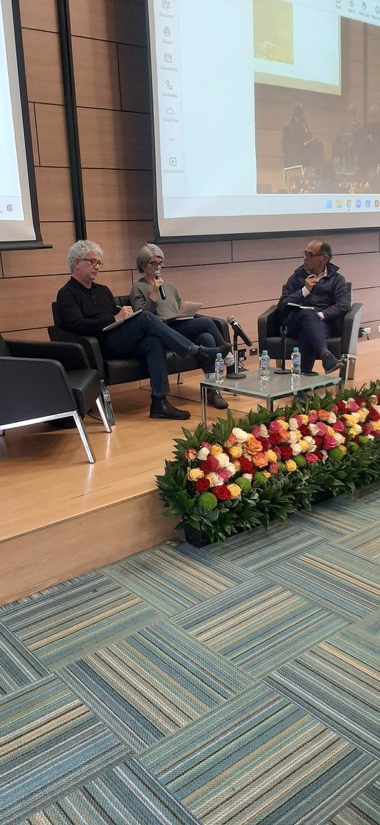 Ediazamado's tweet photo. La salud global debe ser abordada de forma interdisciplinaria. En el conversatorio organizado por @BioeticaPUJ y Fac de Filosofía en la Semana de Vida Saludable en @UniJaveriana 
Profs Laura Gutiérrez, Gustavo Chirolla y modera José E. Cuéllar. https://t.co/uc0yD6LlYb