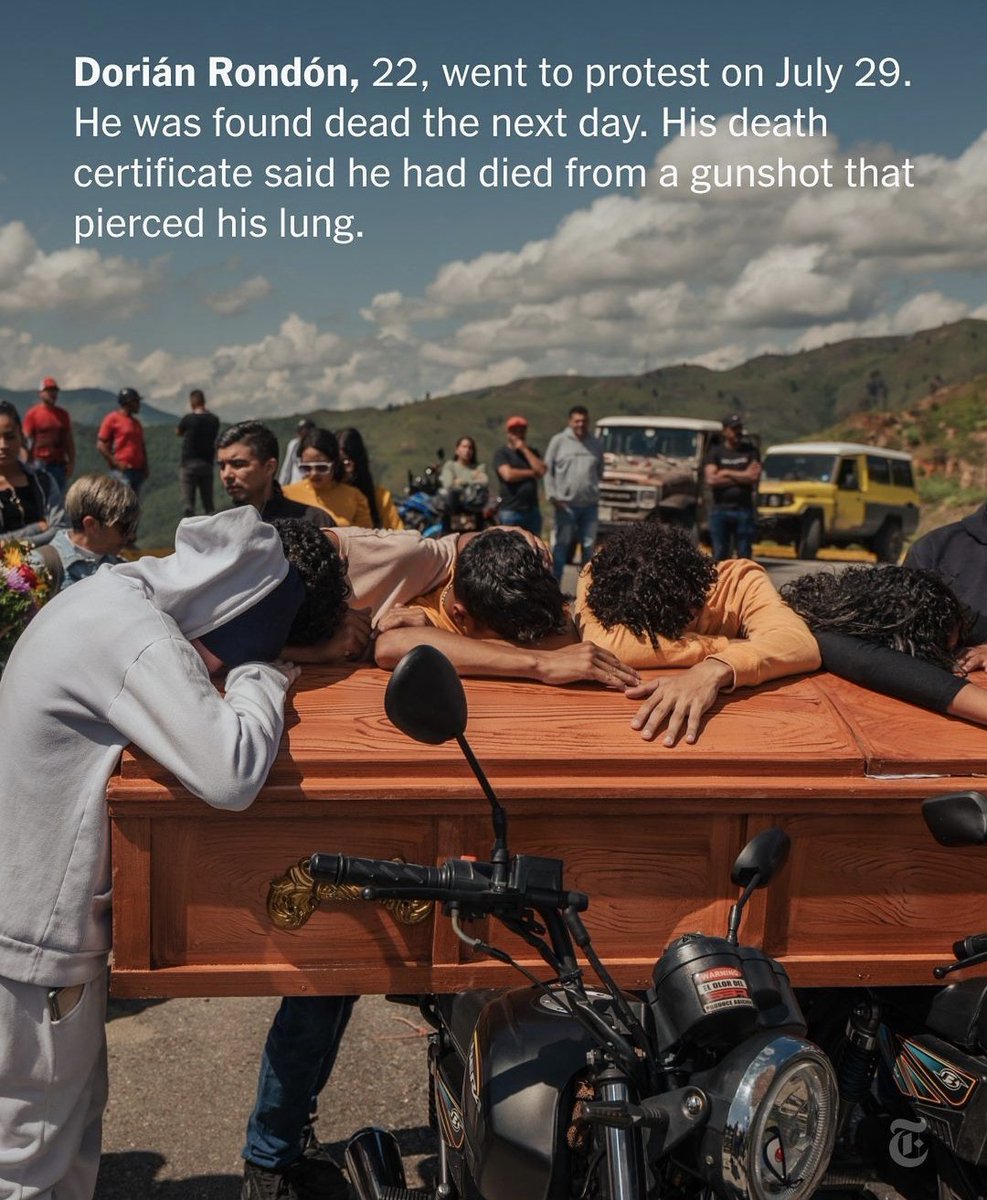 EmmaRincon's tweet photo. Dorián Rondón tenía de 22 años, fue a protestar el 29 de julio luego del robo de elecciones de @NicolasMaduro. 

Lo encontraron muerto al día siguiente. Su certificado de defunción decía que había muerto de un disparo que le atravesó el pulmón. 

@petrogustavo, @LulaOficial, @lopezobrador_ y compañía han guardado silencio sobre esto.

A Dorián también lo mató la complicidad y el silencio de la comunidad internacional.
