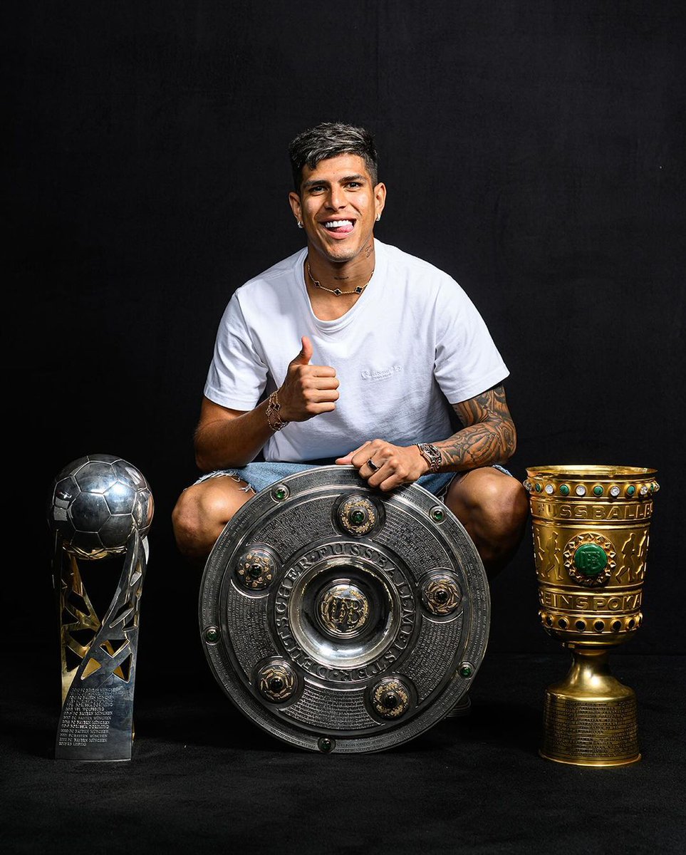 Campeón de Bundesliga, campeón de la DFB Pokal y campeón de la Supercopa. Se llama Piero Hincapié, pero también puedes decirle EL ECUATORIANO QUE CONQUISTÓ ALEMANIA.