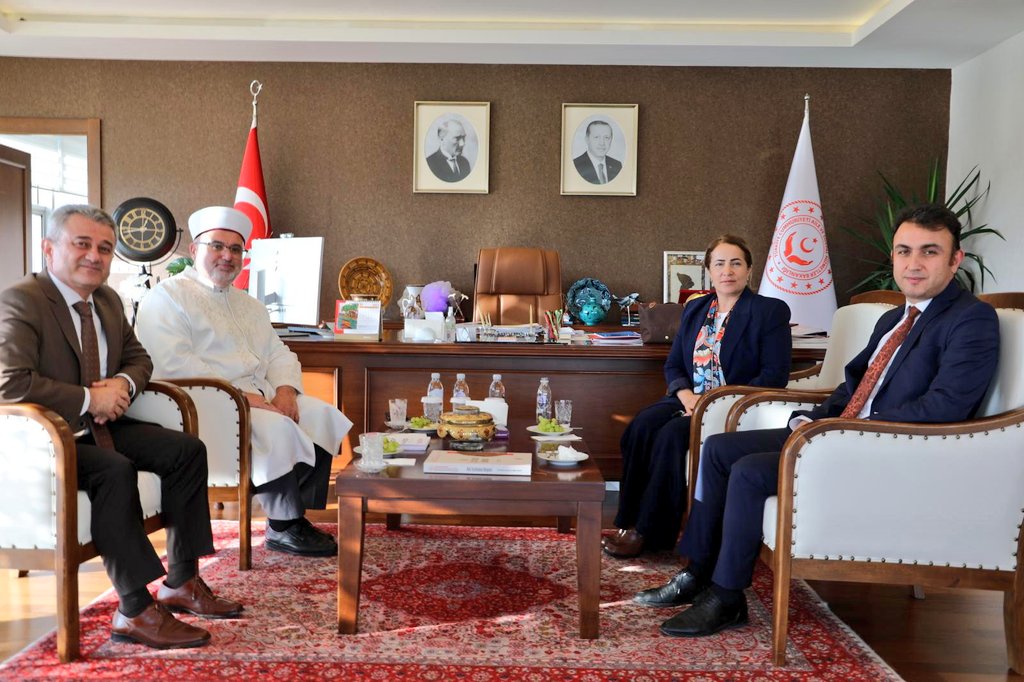 Kuzey Kıbrıs Türk Cumhuriyeti Diyanet İşleri Başkanı Sayın Ahmet Ünsal’ı bakanlığımızda ağırladık. 

Değerli hocamıza nazik ziyaretleri ve kıymetli sohbetleri için teşekkür ediyorum.