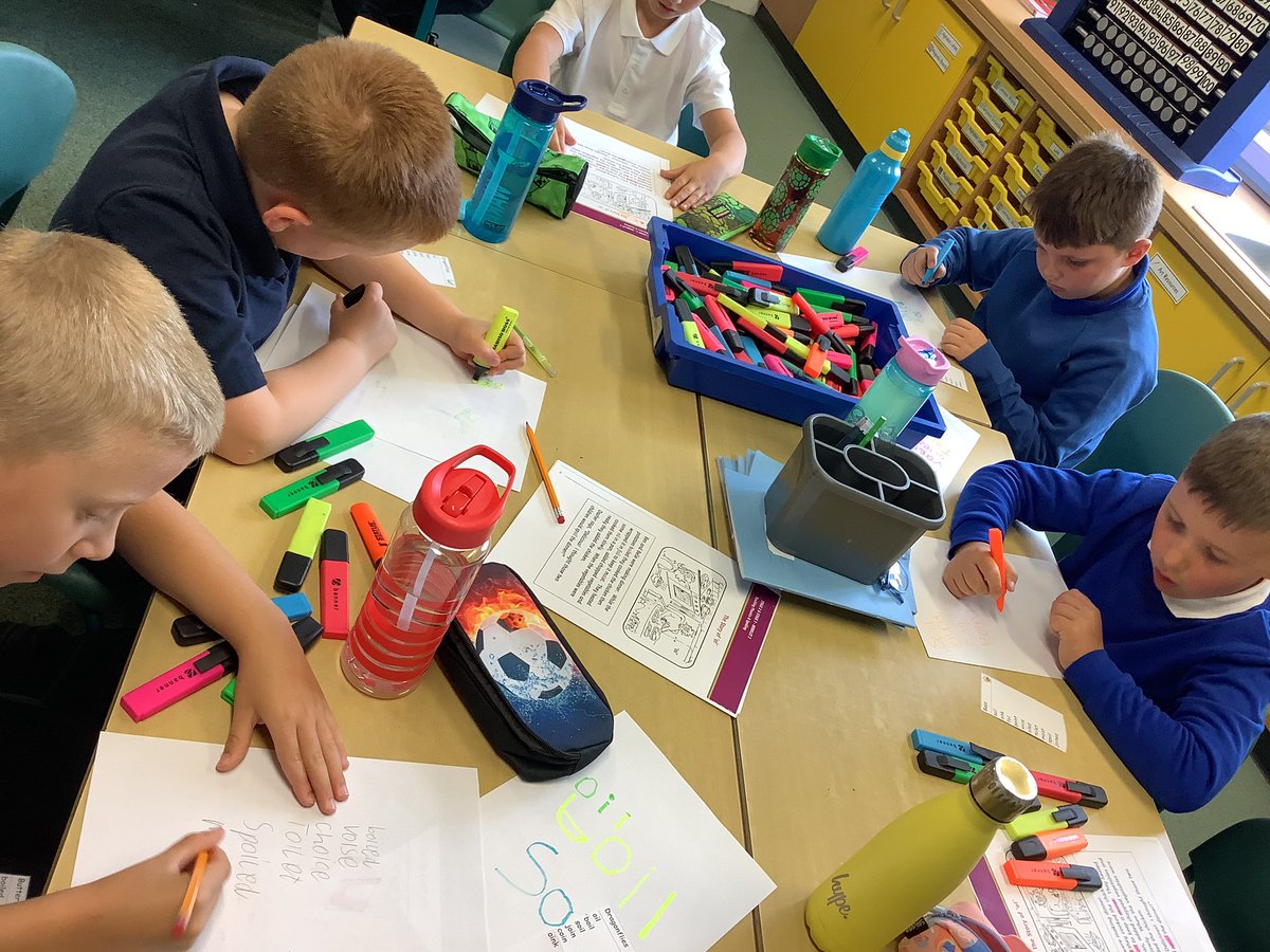 DeanburnPS_P3's tweet photo. Spelling Carousel this morning to practice our sound of the week ‘oi’ 🎯 working on the five finger 🤚🏼 strategy - say it, make it, blend, it, read it, write it! 📚🐛🍎 #activespelling #sounds #reading #writing #reciprocalteaching #wordreader #wordwriter #partnerspelling #carousel https://t.co/F5TzC0dbmF