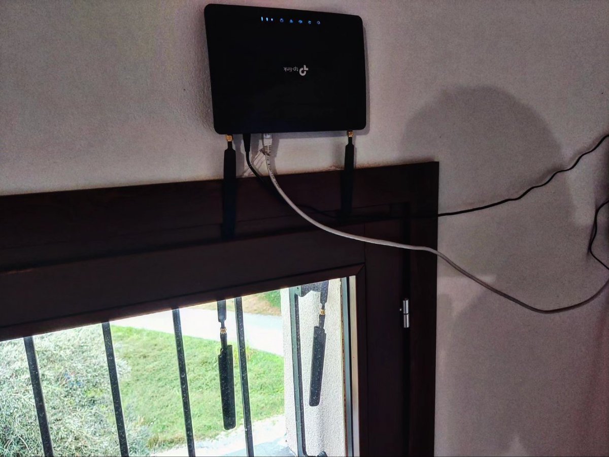 maponi's tweet photo. Come mettere le antennine di un #router con #sim 4g fuori della finestra in soffitta per migliorare la ricezione (per la serie #reti domestiche case isolate)
#collegamento #internet 
#mobile #4g https://t.co/WeZG9zuVou