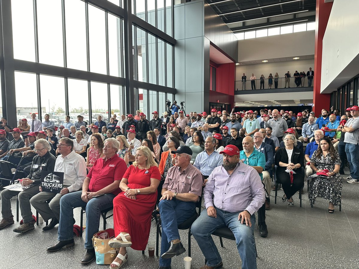 GrayHarker's tweet photo. Huge Truckers for Cruz rally in Houston this morning in support of @tedcruz. Texans from every industry are joining together to Keep Texas, Texas! https://t.co/zZj7CJgufn
