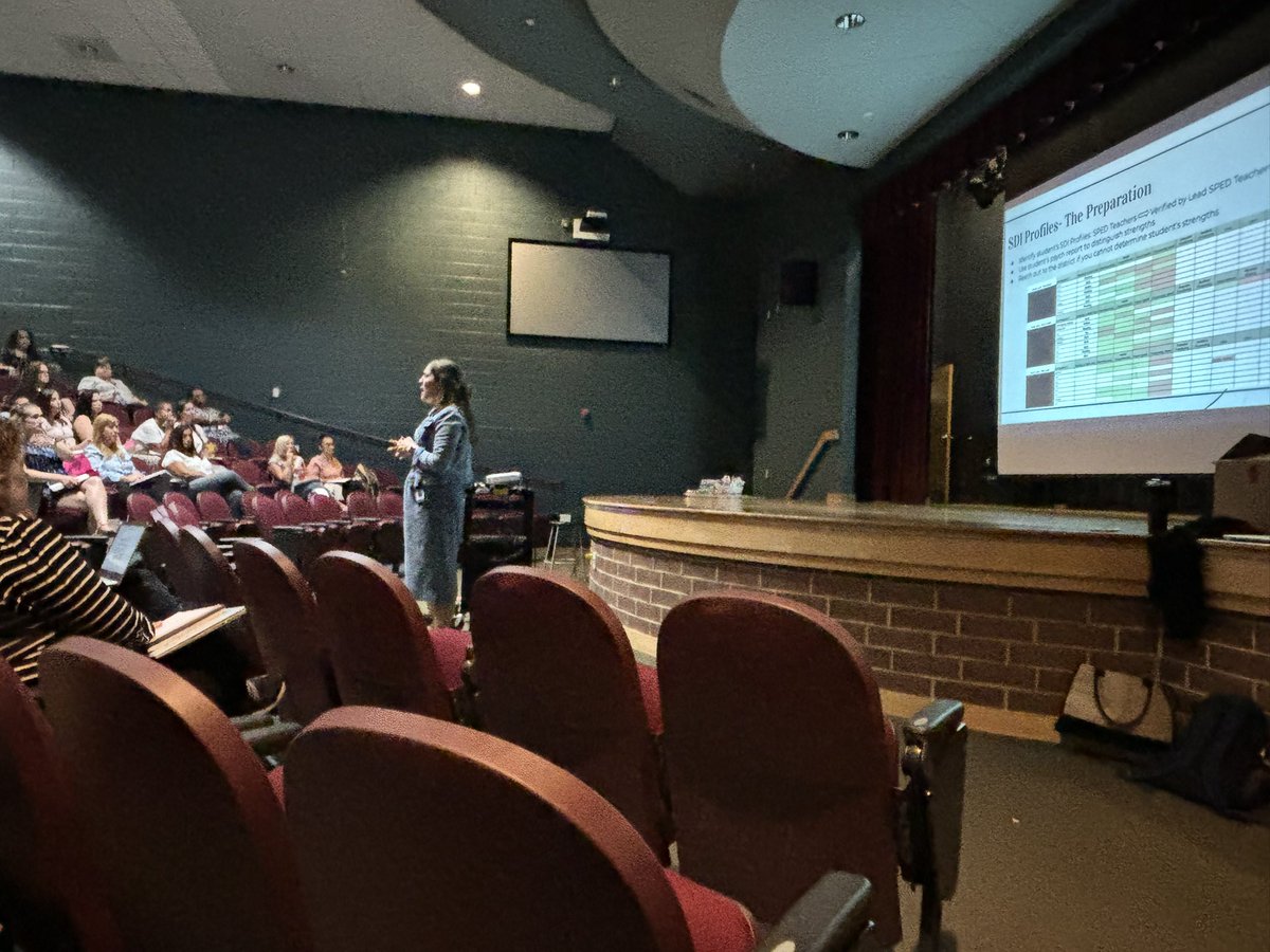 Great first of the year meeting with Academic and Instructional Coaches, Interventionists, &amp; Reading Specialists. Thanks to our AC Mrs. Blankenship (Oakland ES) for sharing modeling monitoring student achievement. @CatherinePicho3 <a href="/n_blanke22/">Nicole Blankenship</a> #happynewyear #spscreatesachievers