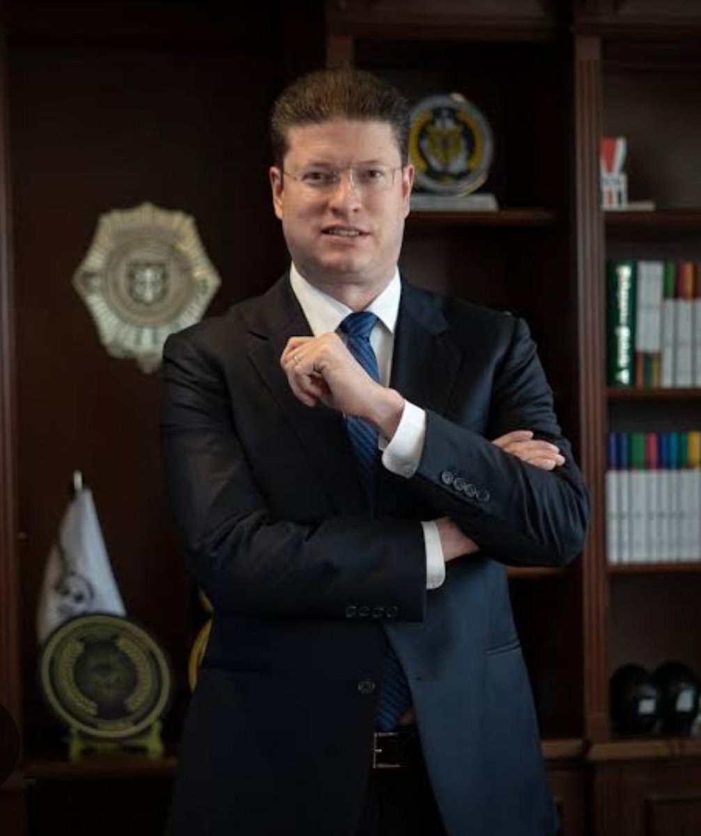 Muchas Felicidades al Secretario  <a href="/PabloVazC/">Pablo Vázquez Camacho</a>  por su ratificación como titular de la <a href="/SSC_CDMX/">SSC CDMX</a> en el gobierno de la  Jefa de Gobierno electa <a href="/ClaraBrugadaM/">Clara Brugada Molina</a>. 
Estamos seguros que seguiremos colaborando de la mano con los vecinos para fortalecer  #RedDeSeguridadCiudadana Gracias!!