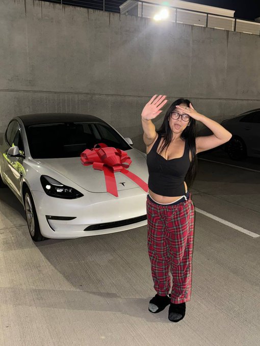 ONE OF MY TWITCH SUBS BOUGHT ME A TESLA ??? https://t.co/qzVyssWH3D