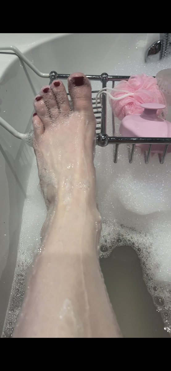 NorthernNympho's tweet photo. New video on my feet finder. 
It’s bath time and I’m all soaped up 😘🦶🛁 https://t.co/sJ64tz3nU0