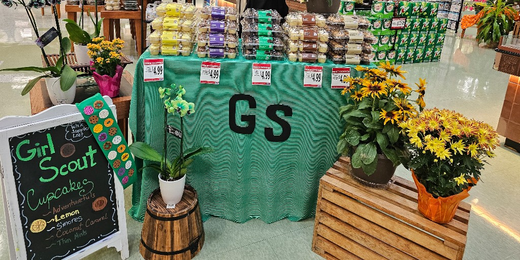 RaymorePC's tweet image. We 💚 supporting Girl Scouts! Our bakery put together a delicious display of mini cupcakes, including @girlscouts signature flavors Lemon, Coconut Caramel, Thin Mints, S'mores and Adventurefuls. Available while supplies last and will go quick - swing by and grab yours today!