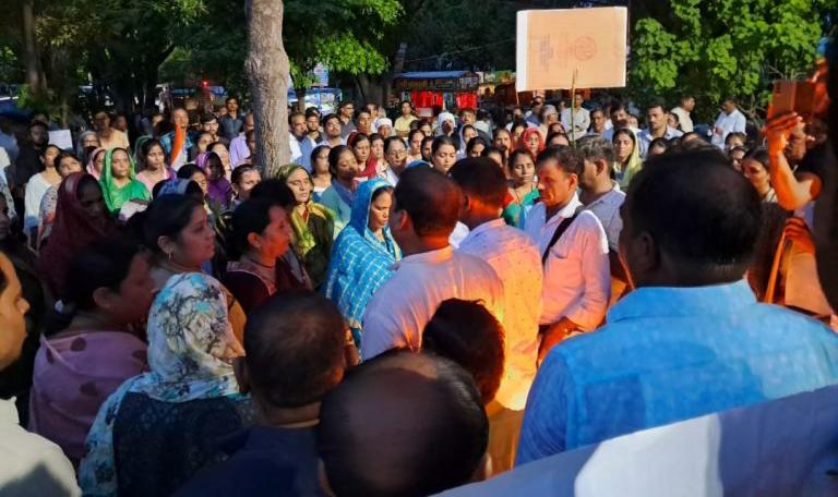 BhimArmyChief's tweet image. कानपुर देहात के भोगनीपुर कोतवाली क्षेत्र के विवेकानंद नगर निवासी शिक्षक शैलेंद्र कटियार की महज 23 साल की बेटी सौम्या कटियार की गुवाहाटी IIT के छात्रावास में संदिग्ध परिस्थितियों में हुई मौत पिछड़े वर्ग की एक होनहार बेटी की ‘सांस्थानिक हत्या’ का मामला नजर आता है। 

परिजनों का आरोप…