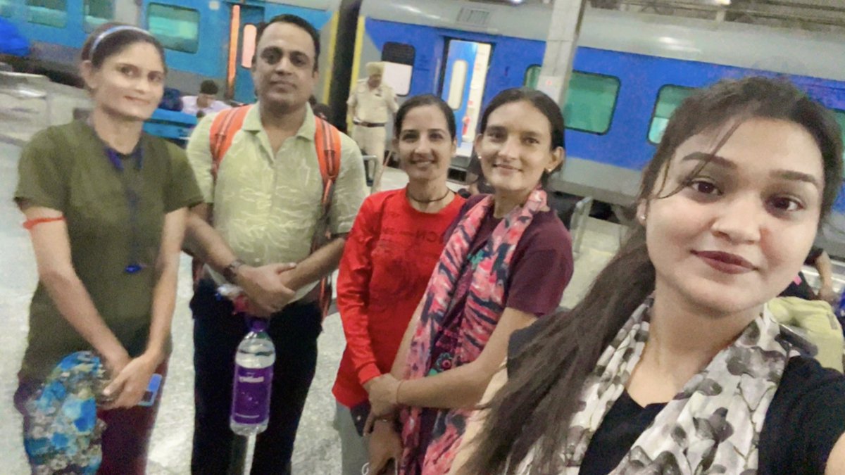 ajmera_gajendra's tweet photo. ✍️Ajmera 🟰 आज अमृतसर #पंजाब मैं मारवाड़ से नर्सिंग स्टूडेंट बहन बेटियों से मुलाकात हुई मिलकर बहुत अच्छा लगा । ईश्वर से प्राथना है आप सब सफ़ल हो इस बड़े भाई का आशीर्वाद । #bhopalguard #diyadmi #digaRana #nagor #khivsar https://t.co/RCir6OvNW6