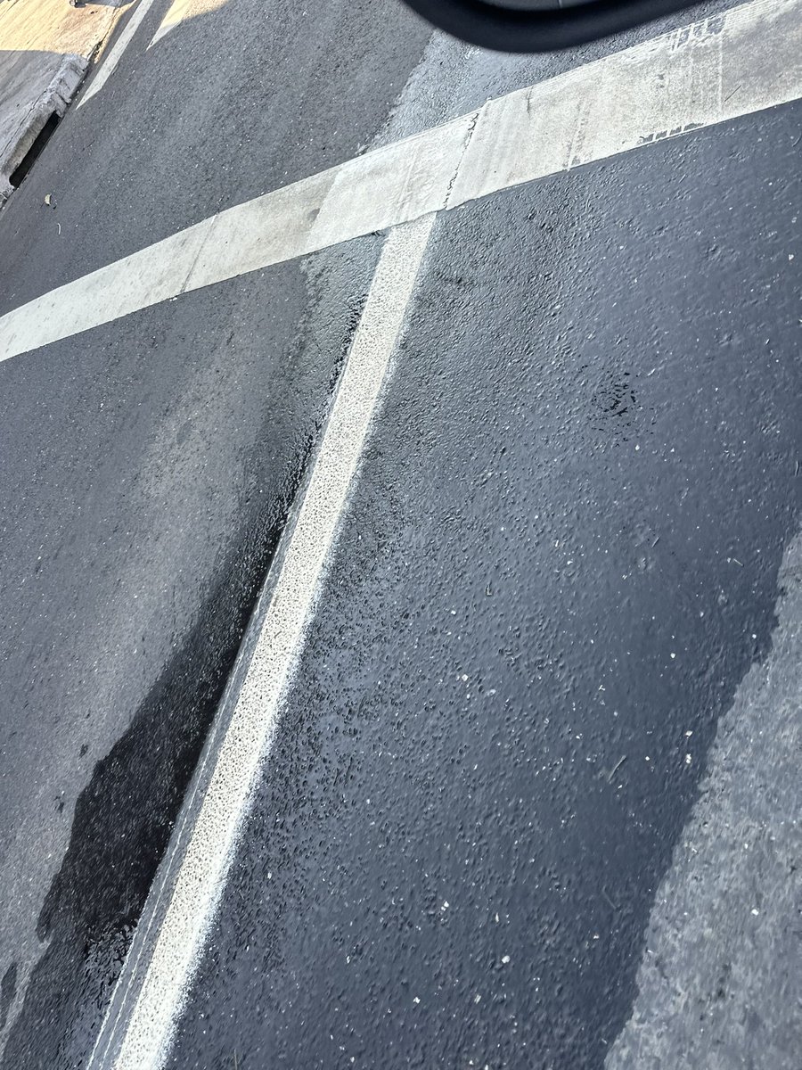 eu_mv's tweet photo. @sabesp Nenhum trabalho foi realizado, o vazamento continua https://t.co/obEcaTFBHV
