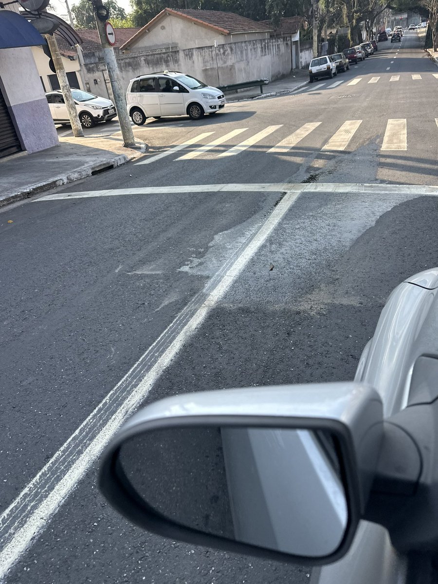 eu_mv's tweet photo. @sabesp Nenhum trabalho foi realizado, o vazamento continua https://t.co/obEcaTFBHV