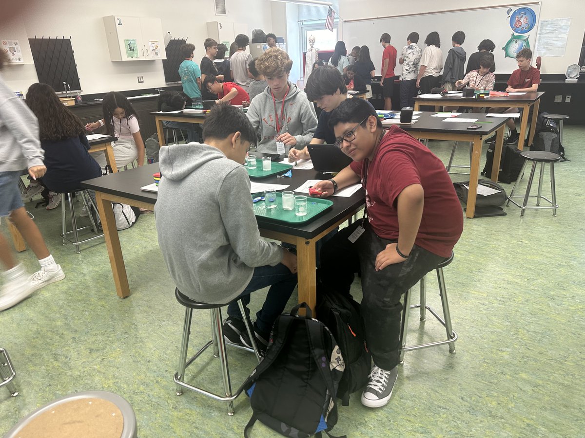 BellaireHigh's tweet photo. Students in Ms. Tanners Biology class are running a lab today analyzing and interpreting data, identifying features and patterns, and more! #HandsOnLearning #BHSLearn https://t.co/Yyk6s1C8lb