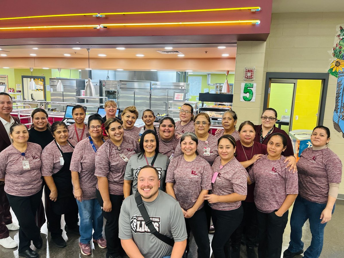 LockhartISD's tweet photo. Today, the remarkable @Lockhart_HS cafeteria staff & @LISD_Nutrition served over 1,400 delicious & nutritious meals to students & staff at LHS. This is a testament to their hard work, dedication, &  truly having a #LockHeartForPeople THANKS for a great #FirstDayLISD and looking forward to the year ahead! #LoveMyLISD #expeditionexcellence