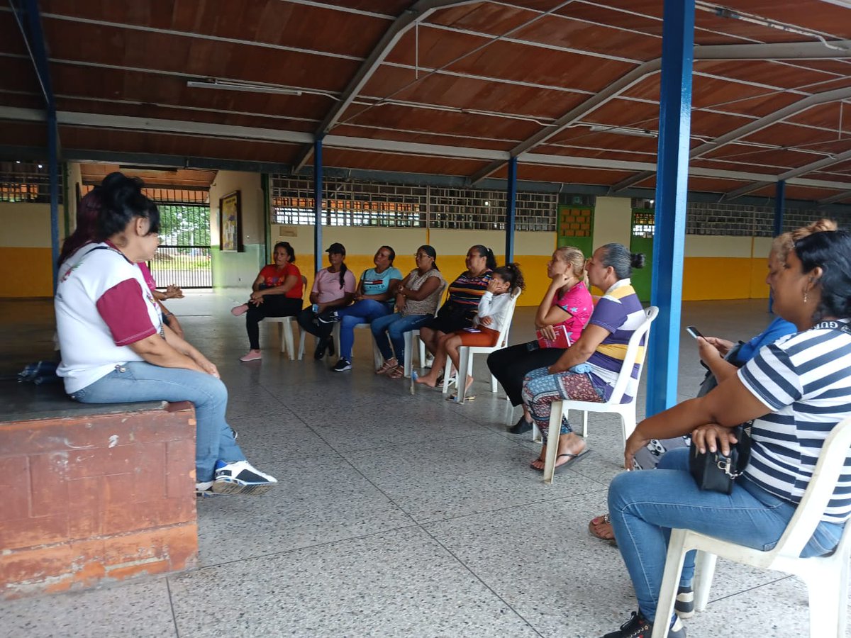 MVistaalsol's tweet photo. Después de una extraordinaria reunión ampliada con los Jefes de Brigadas y Misioneros, nos desplegamos a cada comunidad para la conformación de los círculos de Abuelos, de la Gran Misión Abuelas y Abuelos de la Patria. 

#PuebloSonrienteYEnPaz
@NicolasMaduro 
@OviedoPSUV https://t.co/Q11MjObkLE