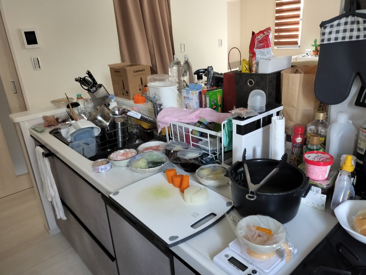 AkumaYun's tweet photo. 離乳食のストックを9品作るのに
下ごしらえだけで1時間30分かかってる😇
ついでに息子手足口病感染して5日連続寝不足の中作ってる😇 https://t.co/faCM7HIBbe