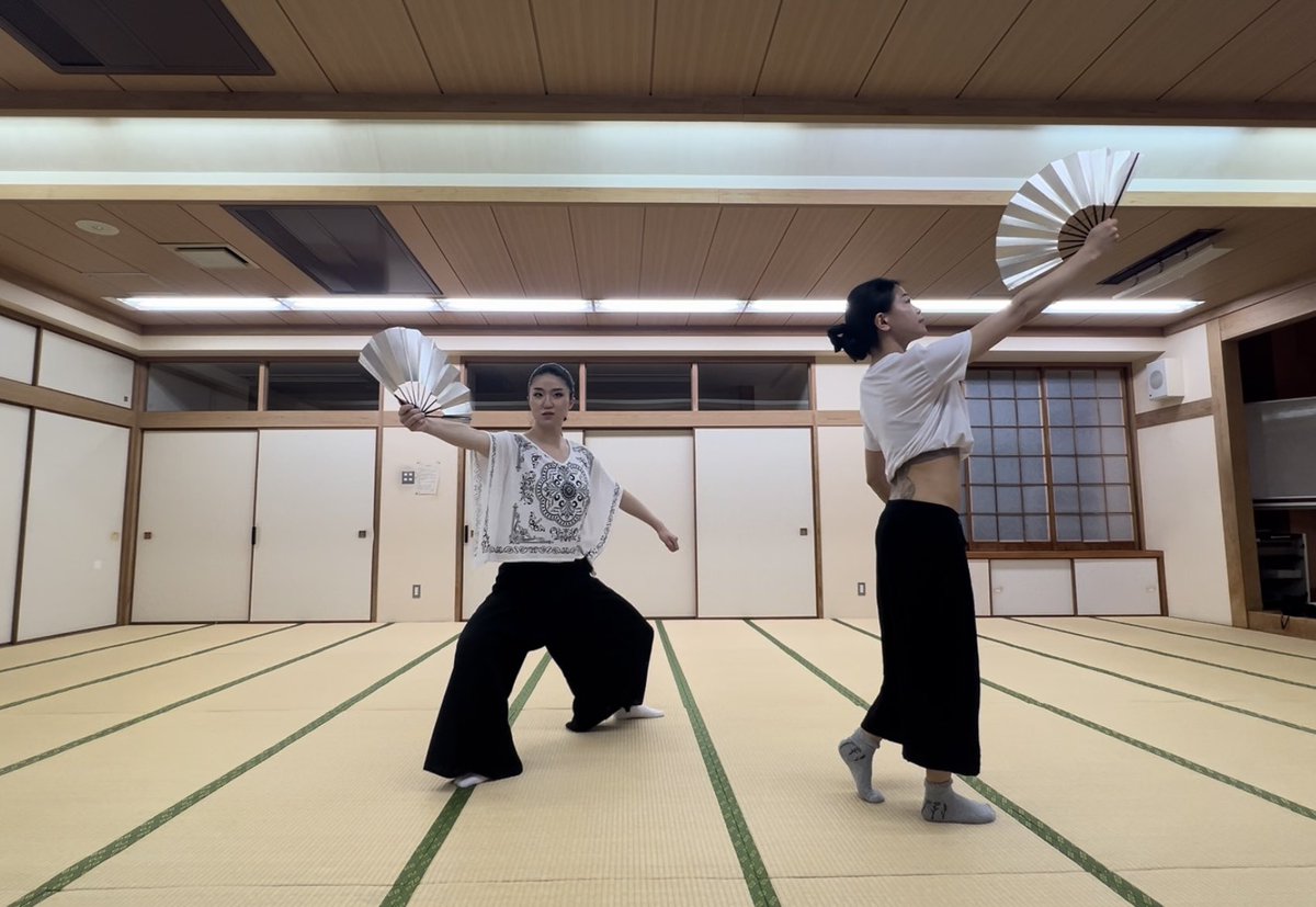maria24249584's tweet photo. #傘の会

お盆が来ました
合宿、衣装合わせ・製作、扇子・小刀小道具探索やること山積みだー！！！(°▽°)🤛＊インスタにて随所up中🌺

漫画イラ��ト
#巳のすけ　@laia1a

ポスター
Illustrated by れいみ
https://t.co/fQ1grqz7jc https://t.co/qkzR95zXdF