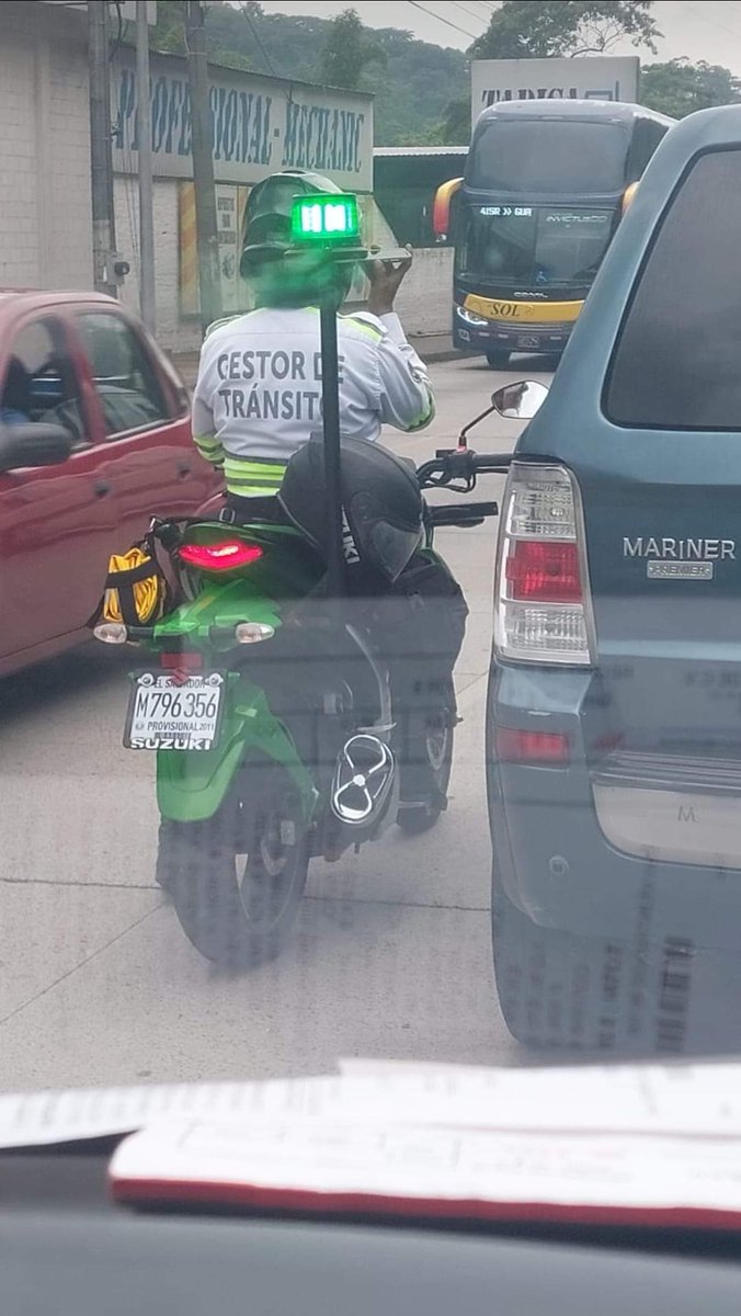 ElJusticiero_SV's tweet photo. Yo espero 3 Doritos después!!
Aplica o no doble multa? Por usar carril de enmedio autorizado y por usar celular 🤔 @VMTElSalvador https://t.co/lTsPfzXK4i